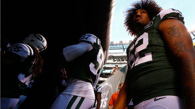 
                <strong>New York Jets</strong><br>
                Überraschung: New York Jets (3-1): Es sah nach einer Horror-Saison für Trainer-Neuling Todd Bowles aus. Schlägerei im Team, Quarterback deshalb verletzt raus. Aber Defensiv-Spezialist Bowles hat die Jets zu einem richtig unangenehm zu spielenden Team entwickelt. Und Rookie Leonard Williams (re.) spielt bockstark.
              