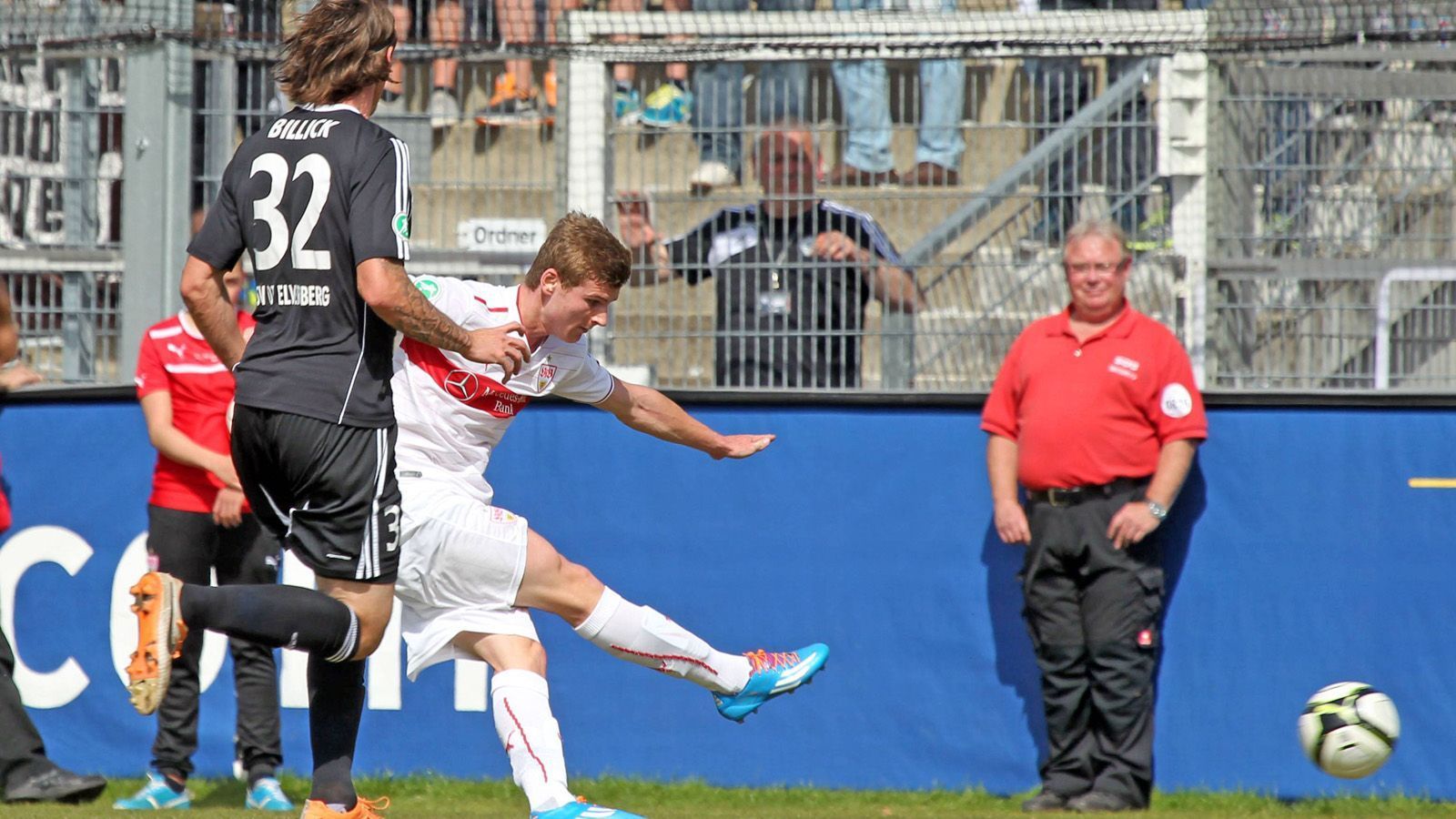 
                <strong>Stürmer: Timo Werner  </strong><br>
                Timo Werner ist der fünfte Spieler dieser Galerie, der aus dem Nachwuchs des VfB Stuttgart stammt. Timo Werner absolvierte in der 3. Liga allerdings nur ein einziges Spiel: Am 30. März 2014 stand er für den VfB II gegen den SV Elversberg auf dem Platz und ebnete mit seinem Tor zum 1:0 den Sieg. Er zählte damals schon zum Stammaufgebot der Bundesliga-Mannschaft des VfB und lief nur deshalb für die 2. Mannschaft auf, weil er am Vortag gegen Borussia Dortmund 90 Minuten auf der Bank schmorte.
              