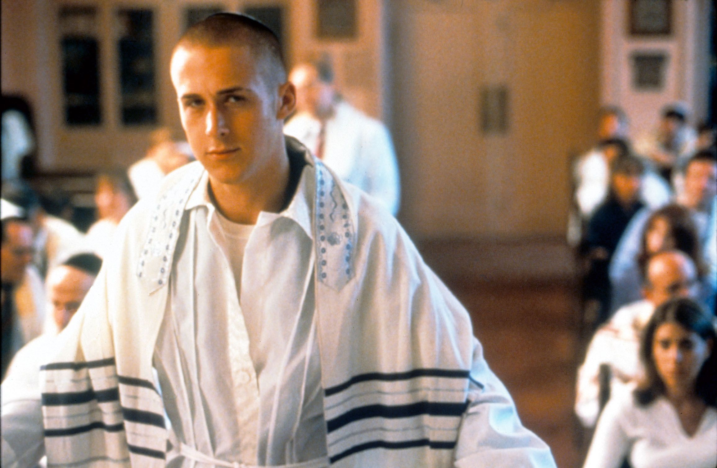 Inside a Skinhead (2001): Ryan Gosling spielt einen jungen US-amerikanischen Juden, der sich von seiner Religion und Herkunft abwendet und zu einem glühenden Neo-Nazi und Antisemiten wird. Doch als er mit anderen Skinheads einen Anschlag auf eine Synagoge plant, kommen ihm Zweifel. Der Film basiert auf der Geschichte von Daniel Burros, einem Juden, der in den 1960ern Mitglied der American Nazi Party und des Ku-Klux-Klan war.