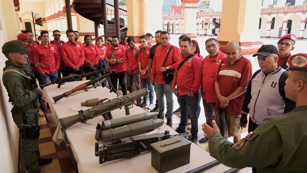 Präsident Maduro ruft die Venezolaner zu den Waffen. Experten bezweifeln allerdings die militärische Schlagkraft der Miliz.