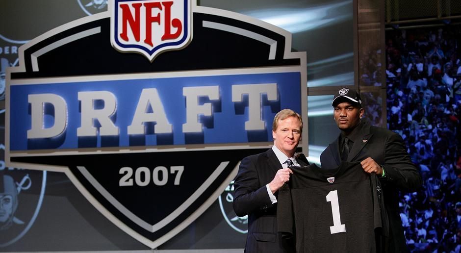 
                <strong>NFL-Draft 2007</strong><br>
                In der ersten Runde ausgewählte Quarterbacks:Pick 1 (Oakland Raiders) - JaMarcus Russell(Foto/aktiv von 2007 bis 2009) - Pick 22 (Cleveland Browns) - Brady Quinn (aktiv von 2007 bis 2013)
              