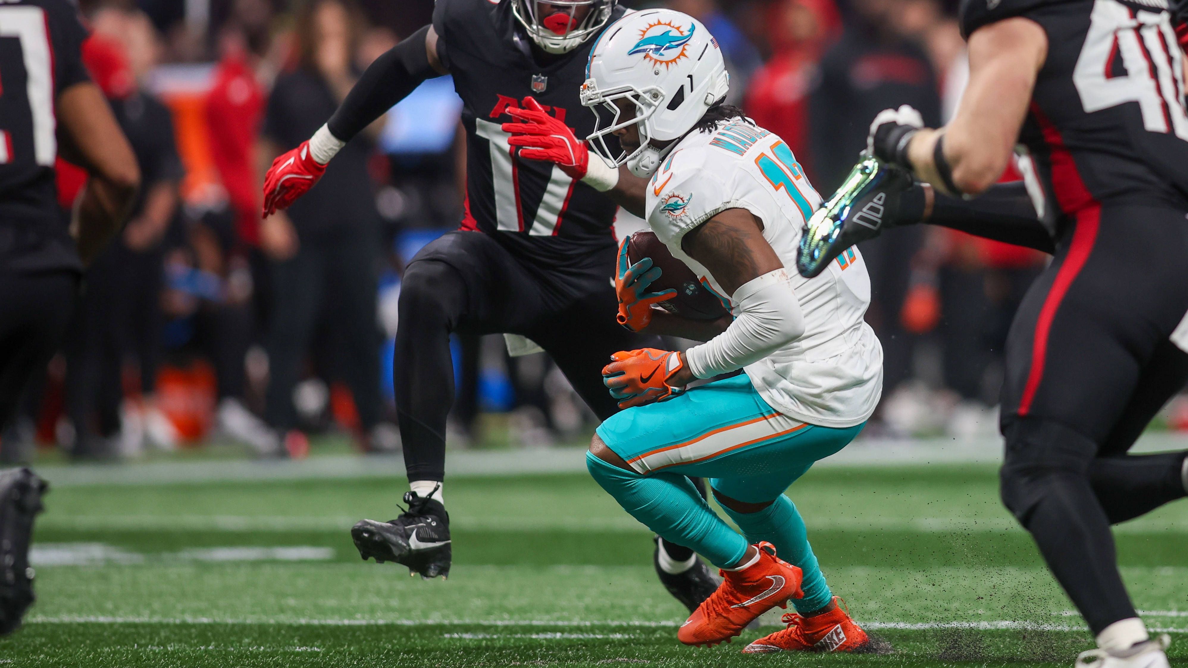 <em><strong>Jaylen Waddle (Miami Dolphins)</strong><br>Beinahe hätte es einen weiteren Blockbuster-Trade in der NFL gegeben: Wie NFL-Insider Cameron Wolfe berichtet, standen die Miami Dolphins und Denver Broncos kurz vor einem Trade von Wide Receiver Jaylen Waddle. Demnach waren die Gespräche fortgeschritten, scheiterten letztendlich aber am Preis. Die Dolphins verlangten wohl mehrere Top-Picks, darunter mindestens einen in der ersten Runde.</em>
