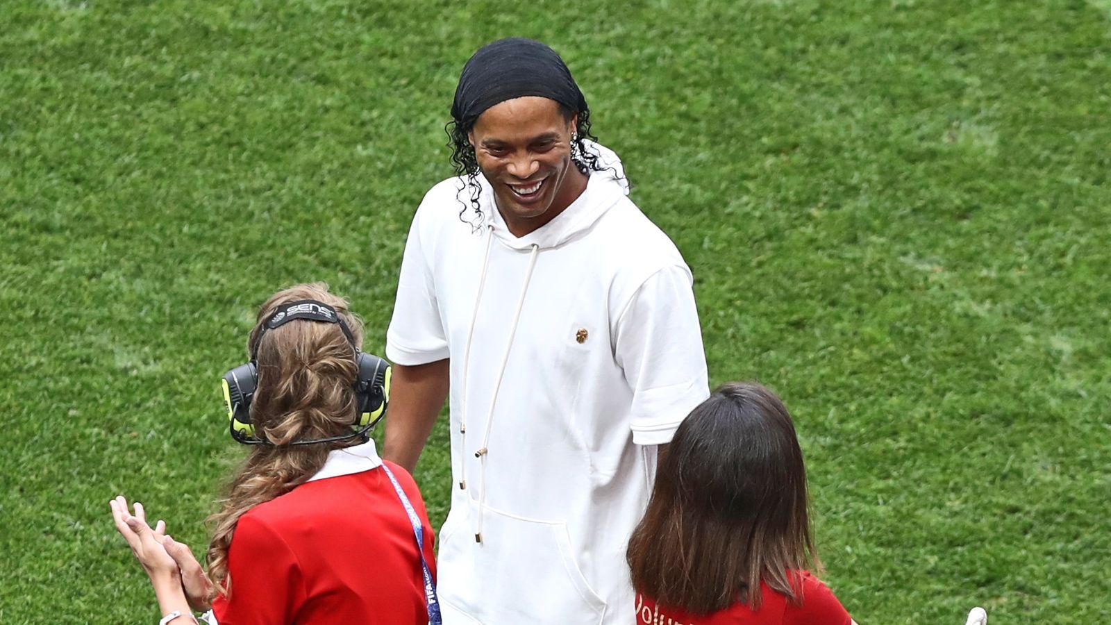 
                <strong>Ronaldinho als Stimmungsfaktor</strong><br>
                Im Stadion kommt jedoch erstmals so richtig Stimmung auf als der brasilianische Ex-Profi Ronaldinho die Showbühne betritt und seine Trommel-Künste unter Beweis stellt.
              