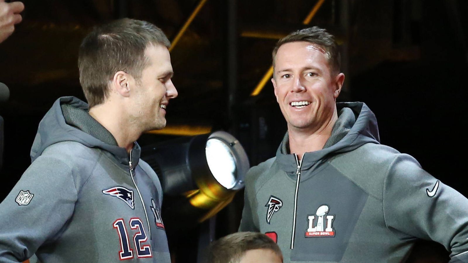 
                <strong>Wie Tom Brady und Matt Ryan - Diese (Ex-)Stars wünschen wir uns als TV-Experten</strong><br>
                Nach ihrer NFL-Karriere schlüpfen Tom Brady und Matt Ryan in die Rolle des TV-Experten. Kein unüblicher Karriereweg, den Football fürs Mikrofon zu tauschen. ran zeigt aktuelle und ehemalige NFL-Stars, die bestimmt auch als Experten eine gute Figur machen würden.
              