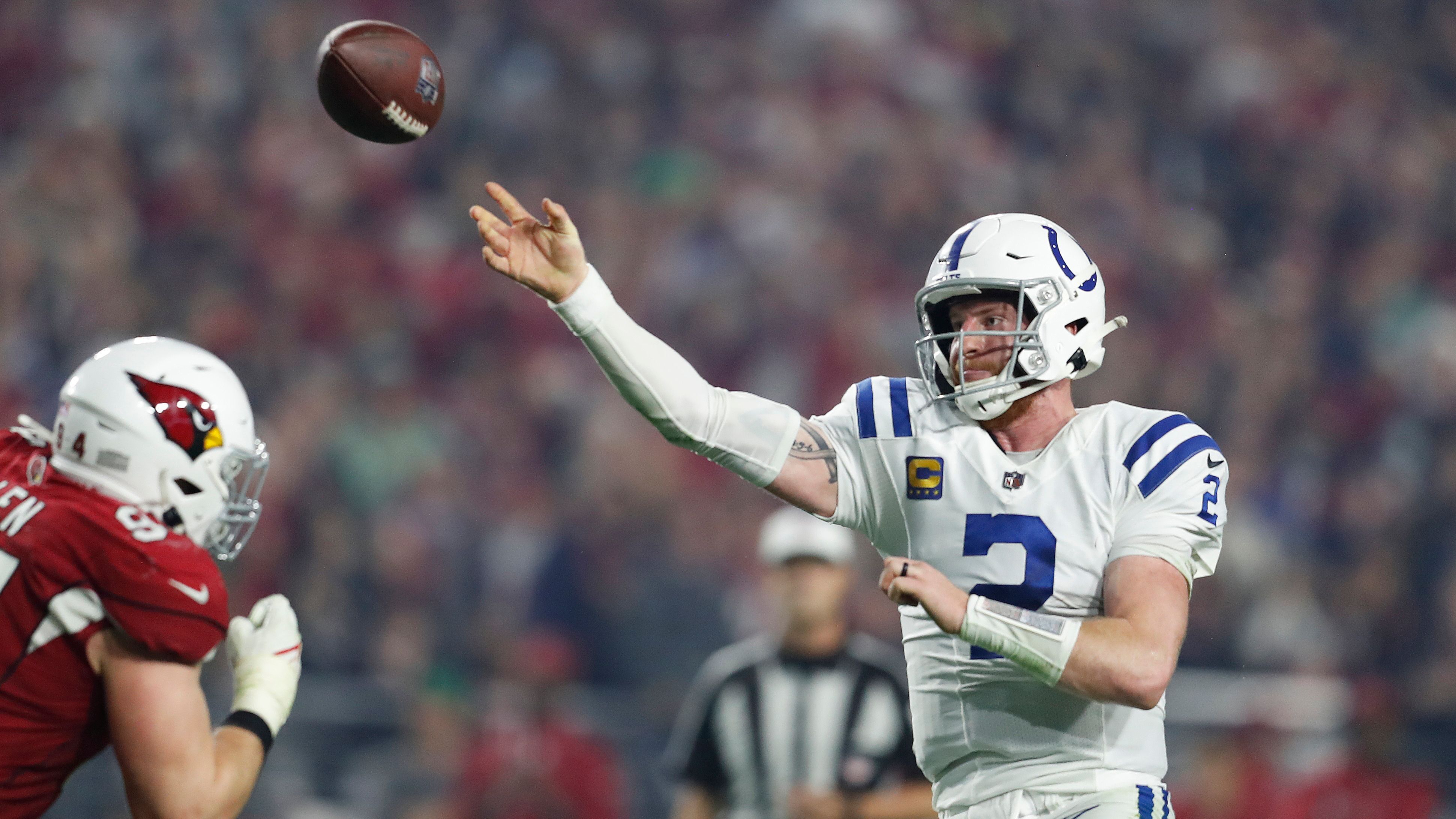 
                <strong>Gewinner: Indianapolis Colts </strong><br>
                Die Indianapolis Colts werden immer mehr zum Playoff-Anwärter-Schreck und untermauern selbst nachhaltig ihre Ansprüche auf die Postseason. Nach Erfolgen über die Buffalo Bills und New England Patriots mussten sich in dieser Woche auch die Arizona Cardinals geschlagen geben. Quarterback Carson Wentz präsentiert sich von Woche zu Woche immer vertrauter in seiner neuen Heimat und machte mit 18 von 28 angekommenen Pässen für 225 Passing Yards und zwei Touchdowns bei keiner Interceptions eine starke Partie. Wer hätte nach vier Niederlage aus fünf Spielen zum Saisonstart mit einer derartigen Entwicklung der Colts gerechnet?
              