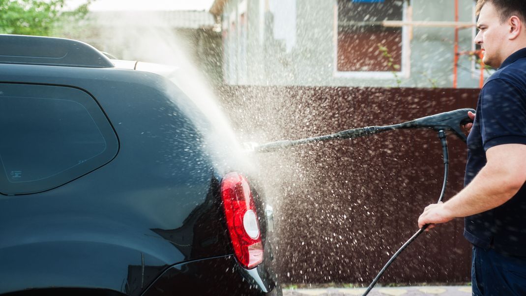 Schnell mal das Auto zu Hause abspritzen: Das kann teuer werden.