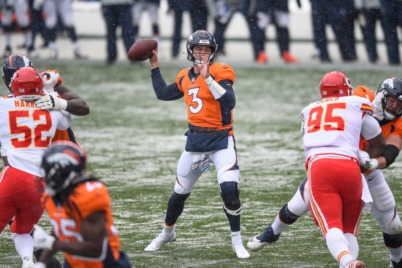 
                <strong>Gewinner: Drew Lock</strong><br>
                Eigentlich war die Lage für Quarterback Drew Lock und die Denver Broncos am 8. Spieltag aussichtslos. Gegen die Los Angeles Chargers lag das Team klar und deutlich mit 3:24 hinten, doch dann geschah das Unfassbare. Mit vier Touchdowns führte der Spielmacher seine Franchise doch noch zum Sieg. Mit dem Ablauf der Uhr warf der 23-Jährige den entscheidenden Touchdown-Pass auf KJ Hamler zum 30:30. Weil dann auch noch der Extrapunkt saß, bejubelte das Team und Matchwinner Lock einen außergewöhnlichen Sieg.
              