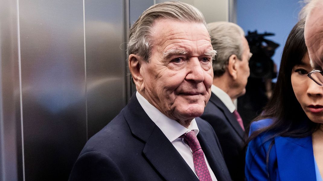 Altkanzler Gerhard Schröder im Oberverwaltungsgericht nach der mündlichen Verhandlung im Prozess um sein Büro im Bundestag.