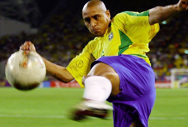 
                <strong>Roberto Carlos</strong><br>
                Der nächste Brasilianer - aber anders als Dida war der verrückte Linksverteidiger mit dem Hammer-Fuß wirklich einer der Besten auf seiner Position. Unvergessen seine gewaltigen Freistöße!
              