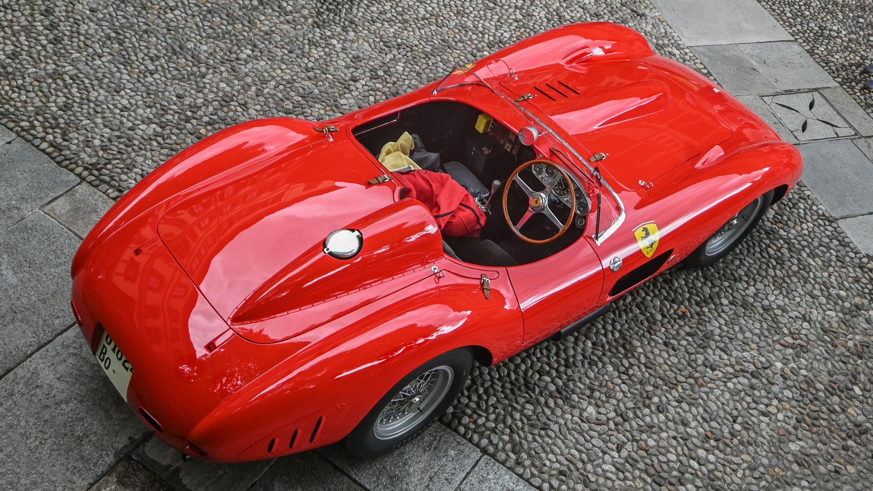 Nach dem Spitzenreiter 250 GTO geht Platz 2 des teuersten Ferraris an das Modell „335 S“ aus dem Jahr 1957. Es wurde 2016 im Pariser Auktionshaus Artcurial für 35,7 Millionen Dollar (rund 33 Millionen Euro) versteigert. Das Kult-Auto zählte zu den Renn-Legenden der 1950-er Jahre und nahm auch am berühmten Autorennen „Mille Miglia“ in Norditalien teil. Es wurden nur vier Exemplare dieser exklusiven Serie hergestellt.