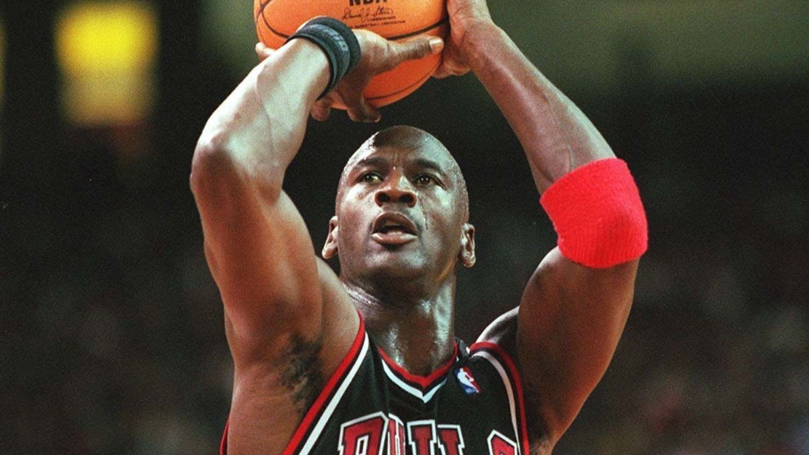 
                <strong>Platz 2: Michael Jordan</strong><br>
                Natürlich, "His Airness" - 31 Mal ging es für den vielleicht innovativsten, kreativsten, und vor allem rigorosesten Spieler aller Zeiten über die 50 Punkte. Dass MJ einem Konkurrenten hier den Platz an der Sonne überlassen muss, wird er verschmerzen.
              