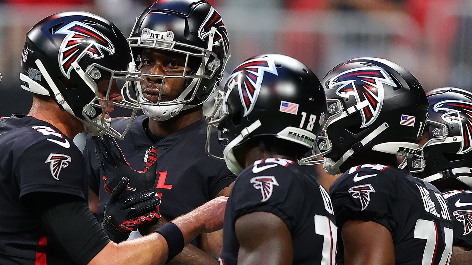 
                <strong>Atlanta Falcons - Wie lange hält das Team noch an Matt Ryan fest</strong><br>
                Matt Ryan gilt als Top-Quarterback und unumstrittener Anführer der Atlanta Falcons. Allerdings haben Ryan und die Falcons seit dem Super-Bowl-Trauma vom 5. Februar 2017 kontinuierlich abgebaut und die Zweifel der Kritiker am alternden "Matty Ice" sind nicht mehr ganz unbegründet. Sollten die Falcons eine weitere enttäuschende Saison spielen, ist die Zukunft des 36-Jährigen sicher nicht mehr in Stein gemeißelt. Wie lange hält diese Ehe noch an?
              