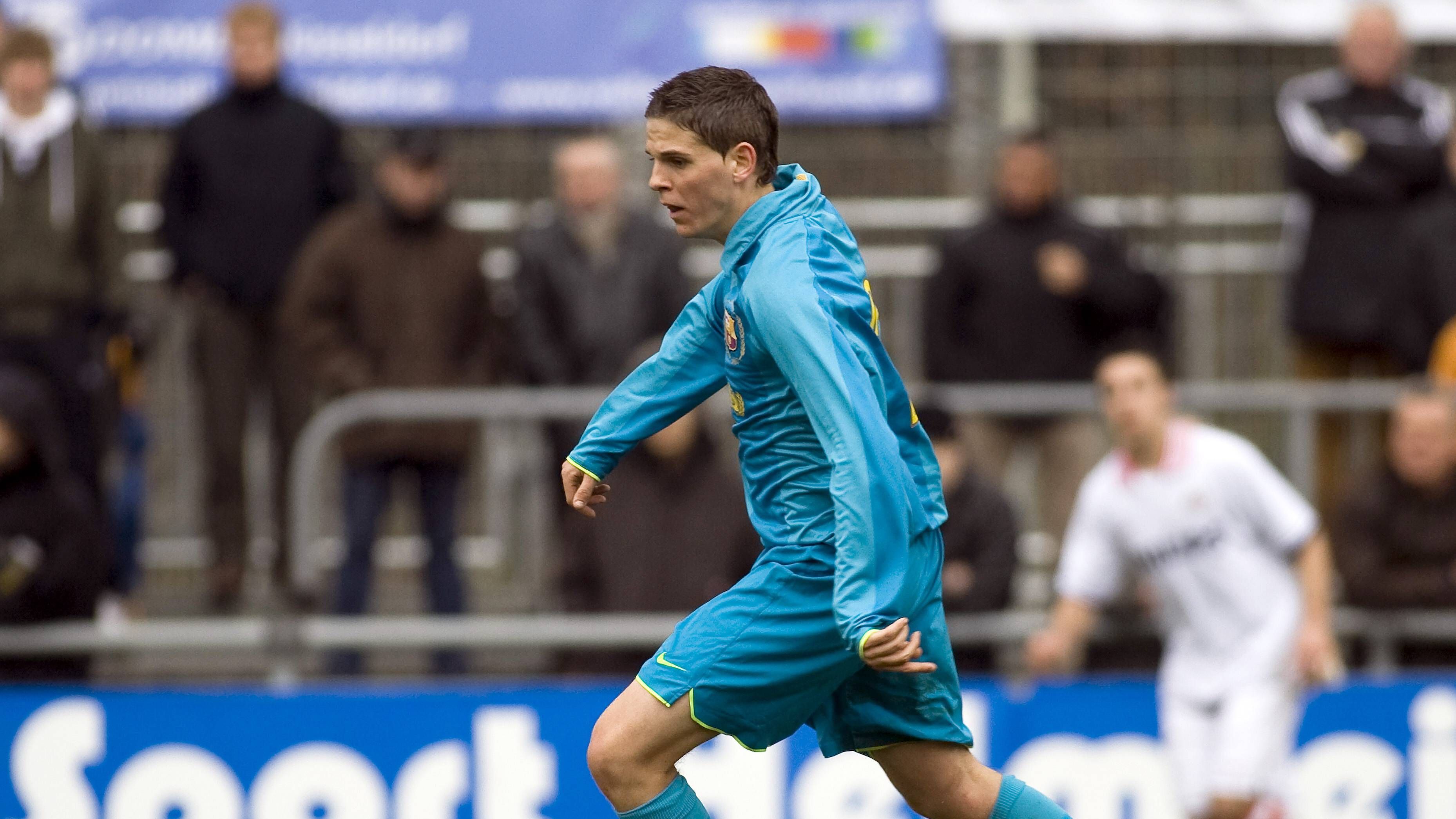 <strong>Dennis Krol</strong><br>Einer der wenigen deutschen Fußballer, die die Ehre hatten, in La Masia zu spielen, war Dennis Krol. Aus der Leverkusener Jugend wagte der talentierte Linksfuß den Sprung in die spanische Fußballmetropole. In den Jugendmannschaften der Blaugrana spielte Krol unter anderem mit Thiago Alcantara oder Marc Bartra zusammen. Zu einem Einsatz für die Profimannschaft sollte es jedoch nie reichen.