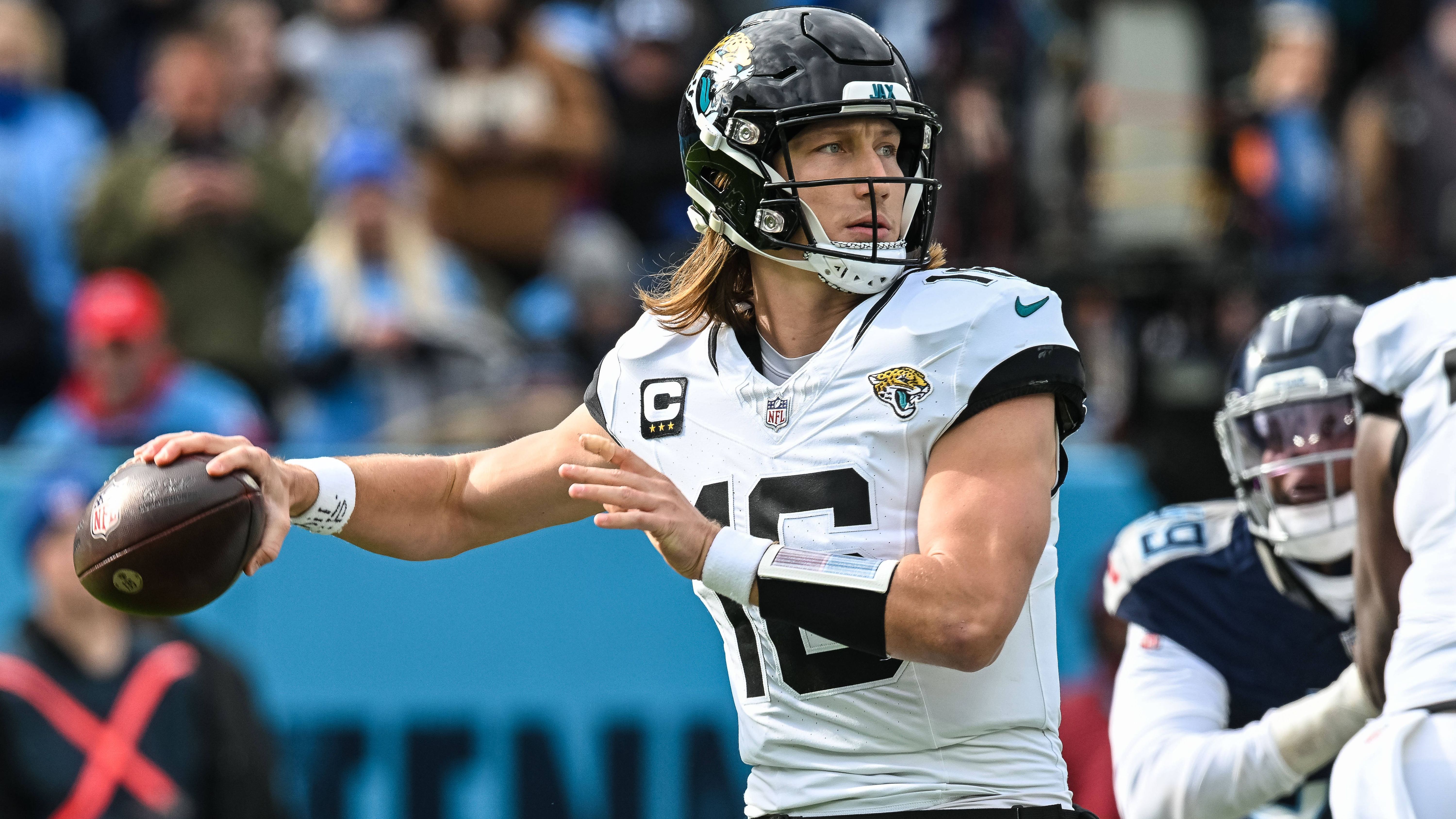 <strong>Platz 16:&nbsp;Trevor Lawrence</strong>&nbsp;<br>Als First Overall Pick 2021 kam Trevor Lawrence mit großen Erwartungen in die NFL. Diesen wurde er bei den Jacksonville Jaguars zumindest zum Teil gerecht. Über 60% seiner NFL-Pässe fanden ihr Ziel. 58 führten zum Touchdown. Lawrence zeigt vor allem einen starken Arm. Allerdings ist sein Spiel etwas zu fehleranfällig, was zu 39 Interceptions führte. Restlos überzeugt sind die Jags nicht von ihm.