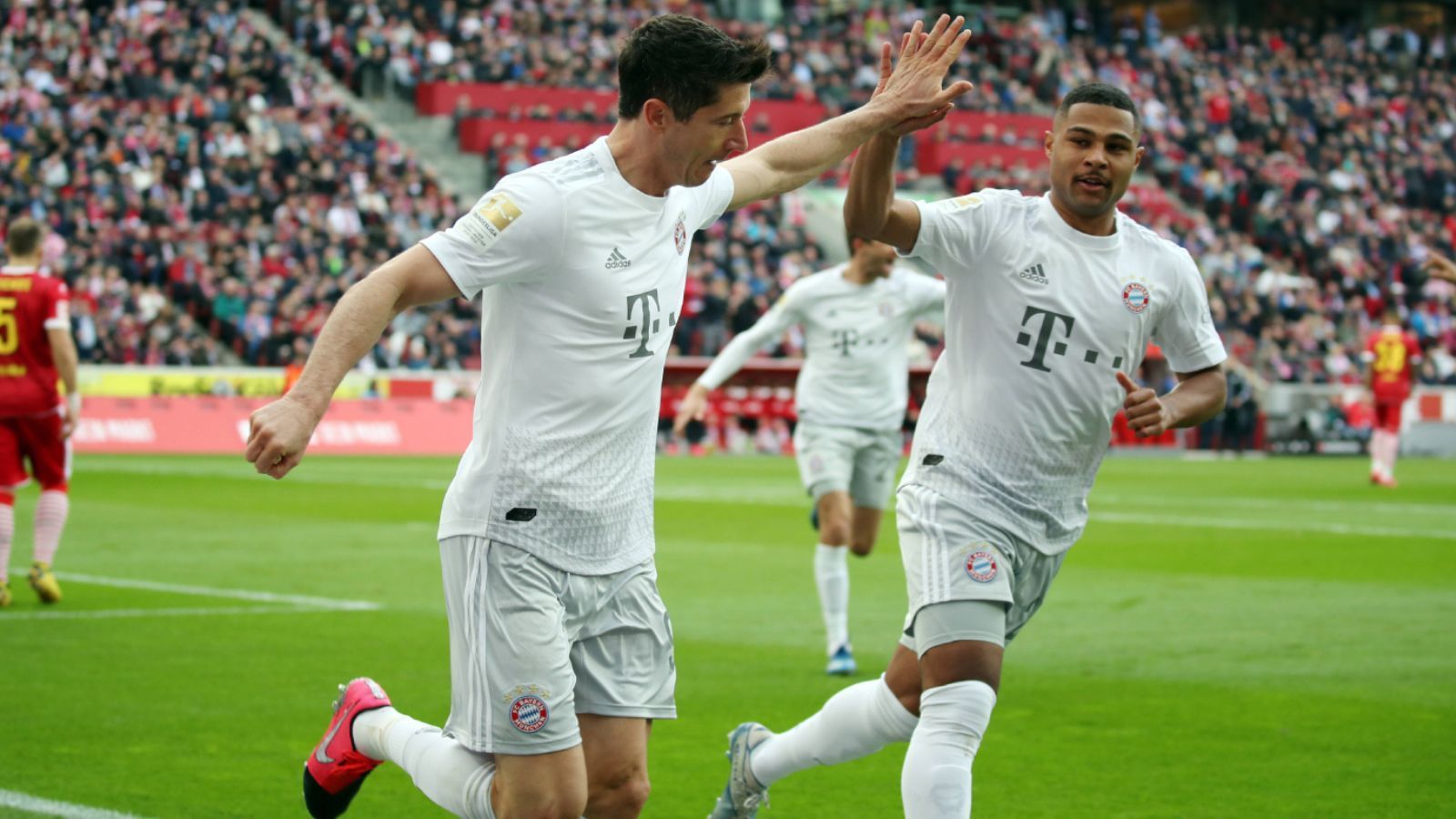 
                <strong>FC Bayern gelingt historischer Frühstart</strong><br>
                Beim 4:1-Sieg beim 1. FC Köln schossen Robert Lewandowski (3.), Kingsley Coman (5.) und Serge Gnabry (12.) den FC Bayern München bereits nach zwölf Minuten mit 3:0 in Führung. Damit stellte der Rekordmeister eine 47 Jahre alte Bestmarke ein. Am 20. Januar 1973 führten die Münchner beim 5:3 gegen RW Oberhausen ebenfalls nach zwölf Minuten mit 3:0. Schneller war noch keine Mannschaft in der Bundesliga.(Quelle: optafranz/twitter.com)
              