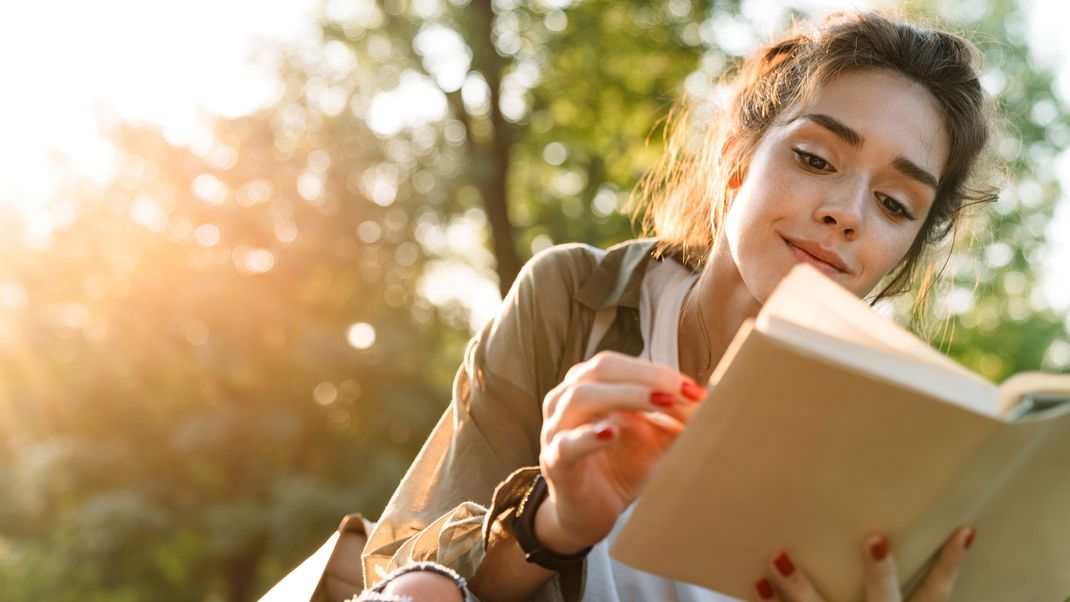 Wir alle suchen sie, die Bücher, die es wert sind, gelesen zu werden. Wir haben 7 Buchtipps, die deinen Sommer 2023 bereichern!