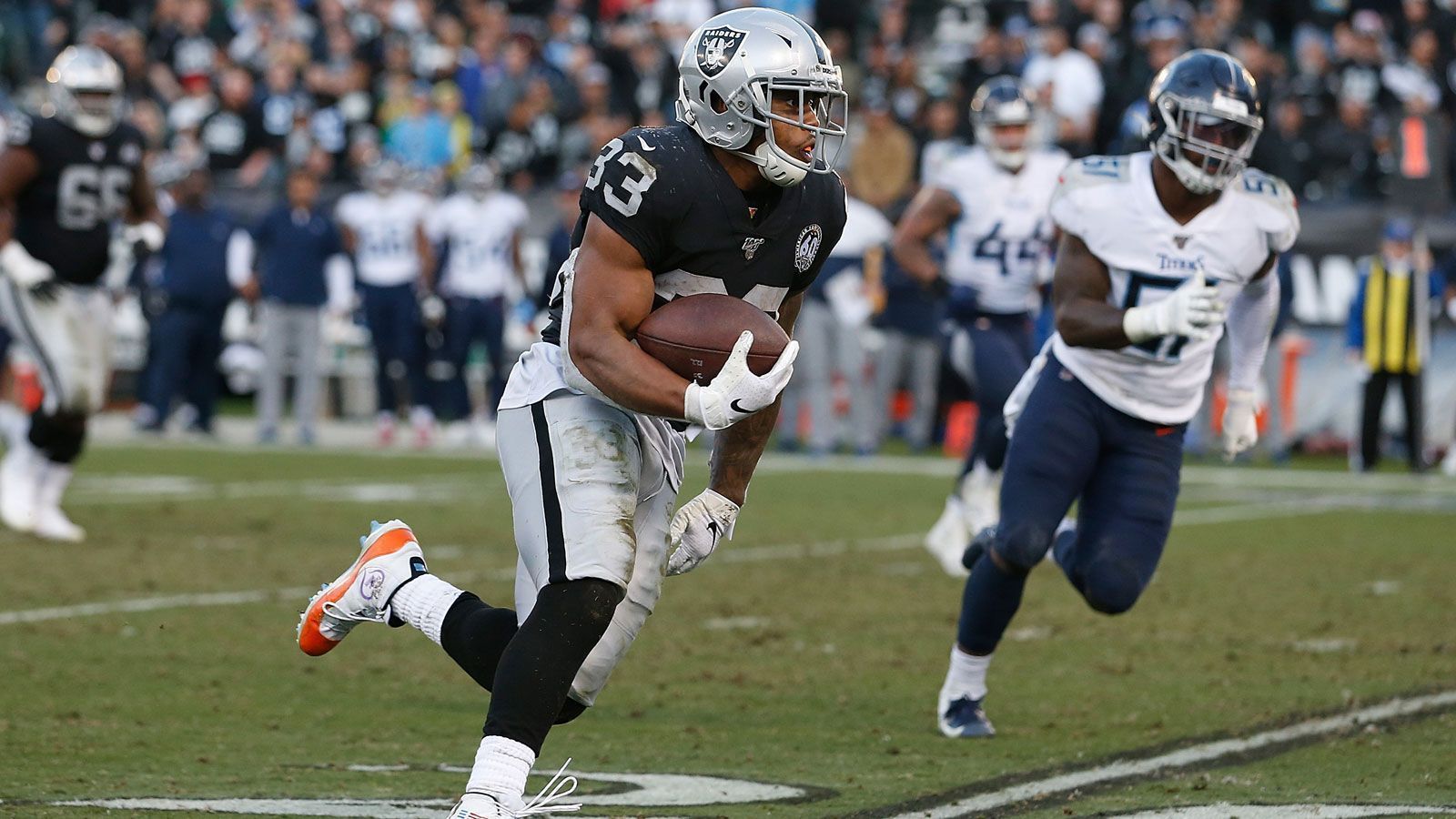 
                <strong>DeAndre Washington - Running Back</strong><br>
                Von den Kansas City Chiefs zu den Miami Dolphins -Wie ihr Division-Rivale aus Foxborough wurden auch die Dolphins an der Deadline aktiv und verpflichteten Running Back DeAndre Washington von den Kansas City Chiefs, die im Gegenzug einen Sechstrundenpick für den kommenden Draft erhielten. Obwohl es sich hierbei nicht unbedingt um einen "Blockbuster-Trade" handelt, reagiert die Franchise auf ein akutes Problem: Nach Informationen des "Miami Herald" soll sich Myles Gaskin am hinteren Kreuzband verletzt haben und könnte demnach für einige Zeit ausfallen. Mit Washington verfügen die Dolphins nun über einen soliden Ersatz.
              
