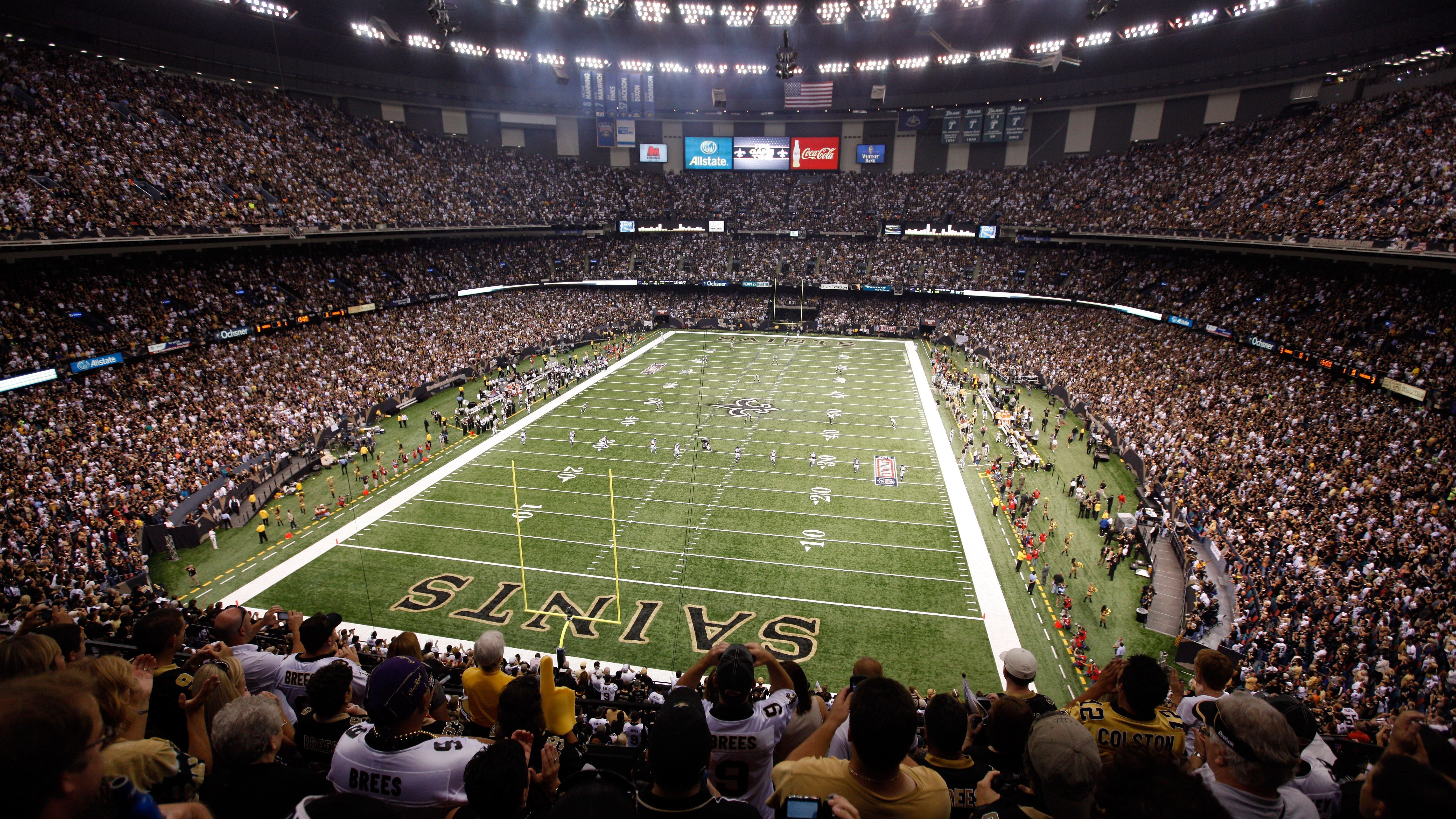 <strong>New Orleans Saints: Caesars Superdome</strong><br> • Kapazität: 73.208 <br>• Eröffnung: August 1975; Neueröffnung September 2006 <br>• Kosten: 134 Millionen Dollar; Renovierungskosten 193 Millionen Dollar <br>• Eigentümer: The Louisiana Stadium and Exposition District <br>• In New Orleans findet 2025 der Super Bowl LIX statt.