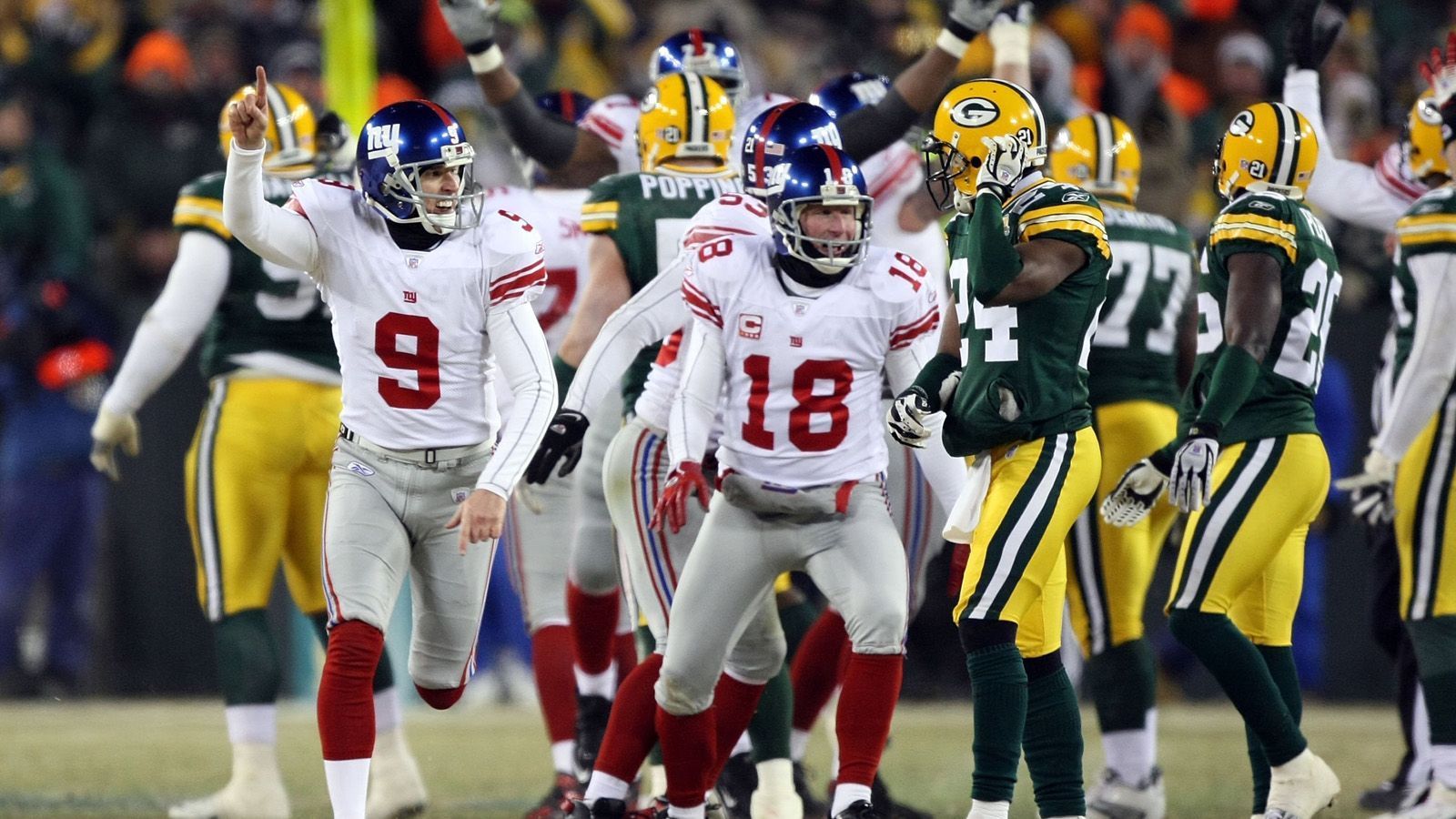 
                <strong>New York Giants @ Green Bay Packers (23:20 OT, 20. Januar 2008, NFC Championship Game)</strong><br>
                Schon die äußeren Bedingungen waren alles andere als alltäglich. Während der Partie herrschten im Lambeau Field Temperaturen von -20 Grad. Entsprechend schwer taten sich beide Spielmacher. Eli Manning blieb komplett ohne Touchdown-Pass, Brett Favre sorgte mit einem Pass über 90 Yards auf Donald Driver für Aufsehen - es blieb der einzige Drive der ersten Hälfte, der in die Endzone fand. Nie zuvor warf ein Packers-Quarterback in der Post Season einen erfolgreichen Pass über eine so große Distanz. In der Overtime leitete die NFL-Legende dann jedoch ihr Ende in Green Bay ein. Favres Interception auf Corey Webster ermöglichte vier Spielzüge später das entscheidende 47-Yards-Field-Goal durch Lawrence Tynes. Für Favre war anschließend nach 15 Jahren Schluss bei den Packers.
              