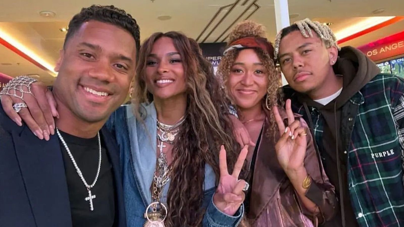 
                <strong>Russell Wilson und Naomi Osaka</strong><br>
                Seahawks-Superstar Russell Wilson (li.) und Ehefrau Ciara (2.v.l.) nahmen sich Zeit für einen Schnappschuss mit Rapper Cordae (re.) und dessen Freundin und Tennisspielerin Naomi Osaka (2.v.r.).
              