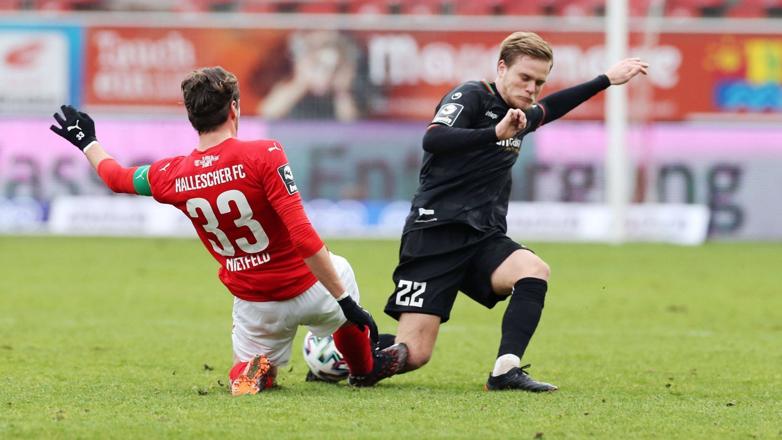 
                <strong>Samstag: Finaltag der Amateure</strong><br>
                Über den gesamten Samstag verteilt stehen Endspiele der jeweiligen Landespokale in Deutschland an. Unter anderem kommt es 16 Uhr zum Derby zwischen dem Halleschen FC und dem 1. FC Magdeburg um den Landespokal von Sachsen-Anhalt. Aber auch Traditionsteams wie Alemannia Aachen, Waldhof Mannheim, der 1. FC Saarbrücken oder der SV Meppen kämpfen am Samstag um ihr DFB-Pokal-Ticket für die kommende Saison.
              