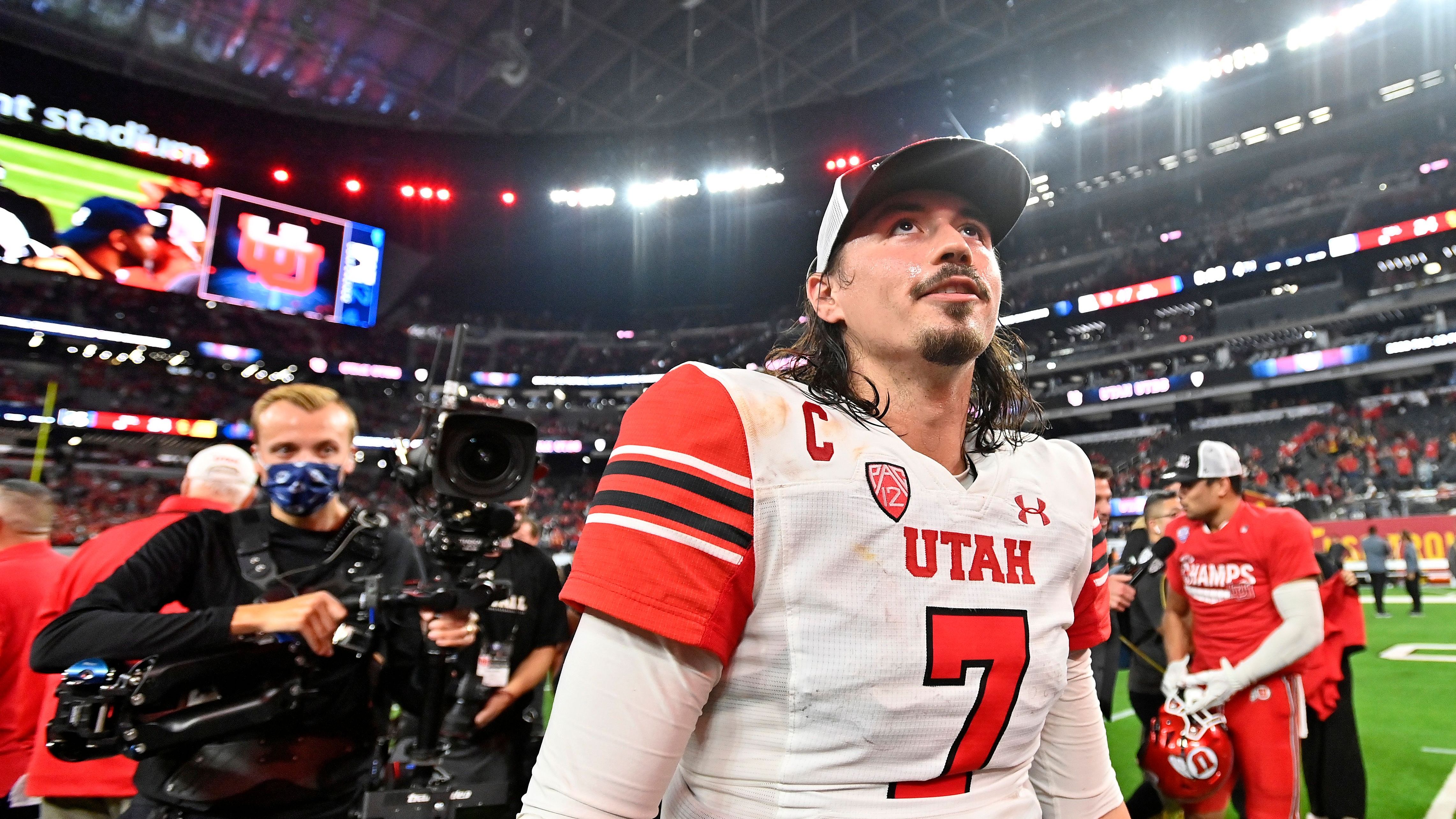 <strong>14. Utah Utes: Cameron Rising</strong><br>Auf dem Depth Chart der Utes ist Cameron Rising als Starting Quarterback eingetragen. Da er sich aber im Januar einen Kreuzbandriss zuzog, ist noch unklar, wann Rising wieder vollends fit ist. Wenn er spielt, gehört er zu den besten Quarterbacks im College Football - in zwei Jahren als Starter verbuchte er 5572 Passing Yards und 46 Touchdowns und gewann mit den Utes zweimal das Pac-12 Championship Spiel.&nbsp;