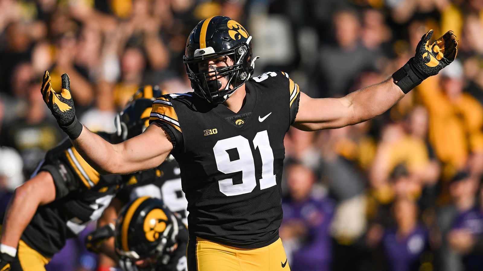 
                <strong>28. Pick: Buffalo Bills - Lukas Van Ness, Edge Rusher</strong><br>
                Noch sind einige sehr talentierte Edge-Rusher (Lukas Van Ness, Will McDonald, Nolan Smith oder Andre Carter II) verfügbar, die Buffalo Bills bedienen sich und holen Lukas Van Ness ins Boot. Der ehemalige Iowa-Spieler nutzt hauptsächlich seine Power als Trumpfkarte und kann so als Bull Rusher die Pockets für gegnerische Quarterback ungemütlich gestalten. 
              