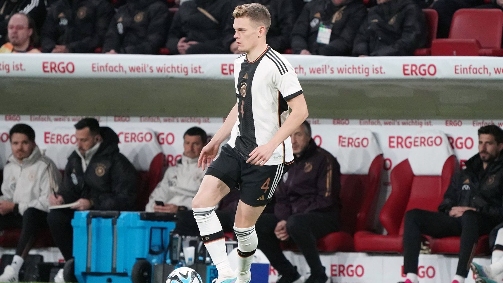 
                <strong>Matthias Ginter</strong><br>
                Wenn gefordert, ist der Innenverteidiger stets zur Stelle. In der Luft und am Boden lässt Ginter nichts anbrennen. Weil aber auf der Gegenseite kaum Qualität im Spiel ist, wird genau das von ihm gefordert. ran-Note: 3
              