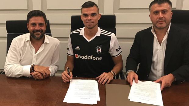 
                <strong>Pepe (Real Madrid -> Besiktas Istanbul)</strong><br>
                Nach zehn Jahren bei Real Madrid verabschiedete sich Pepe standesgemäß mit dem Champions-League-Sieg aus Spanien. Der 34-Jährige wurde zuletzt mit zahlreichen Klubs in Verbindung gebracht, den Zuschlag bekam schlussendlich Besiktas Istanbul. Innenverteidiger Pepe unterschrieb beim der türkischen Meister einen Zweijahres-Vertrag plus Option auf ein drittes Jahr am Bosporus.
              