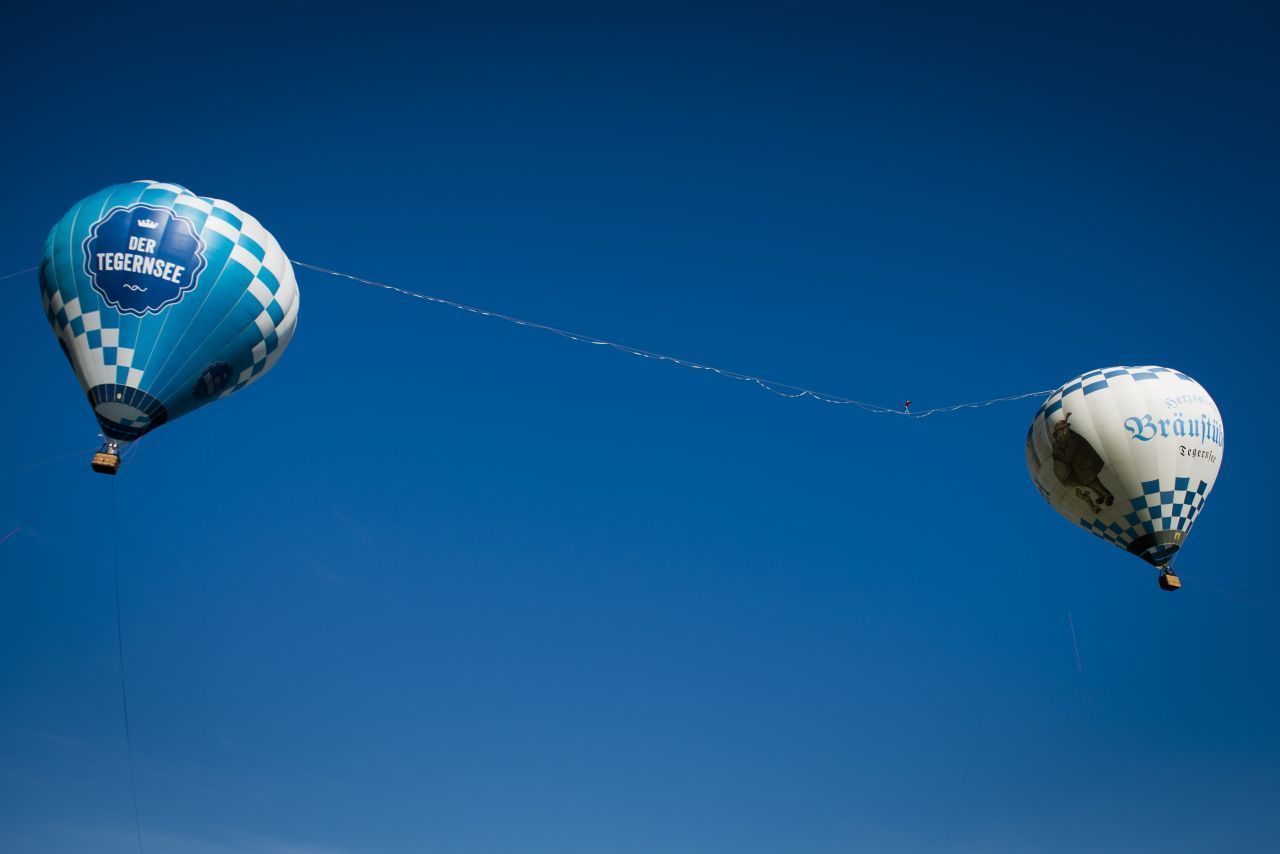 Der längste Slackline-Lauf zwischen Heißluftballons: Bei Rottach-Egern am Tegernsee, balancierte der Deutsche Quirin Herterich 80 Meter über dem Boden ganze 88 Meter weit. Die Slackline aus Polyamid war 2,5 Zentimeter breit und Quirin Herterich barfuß.