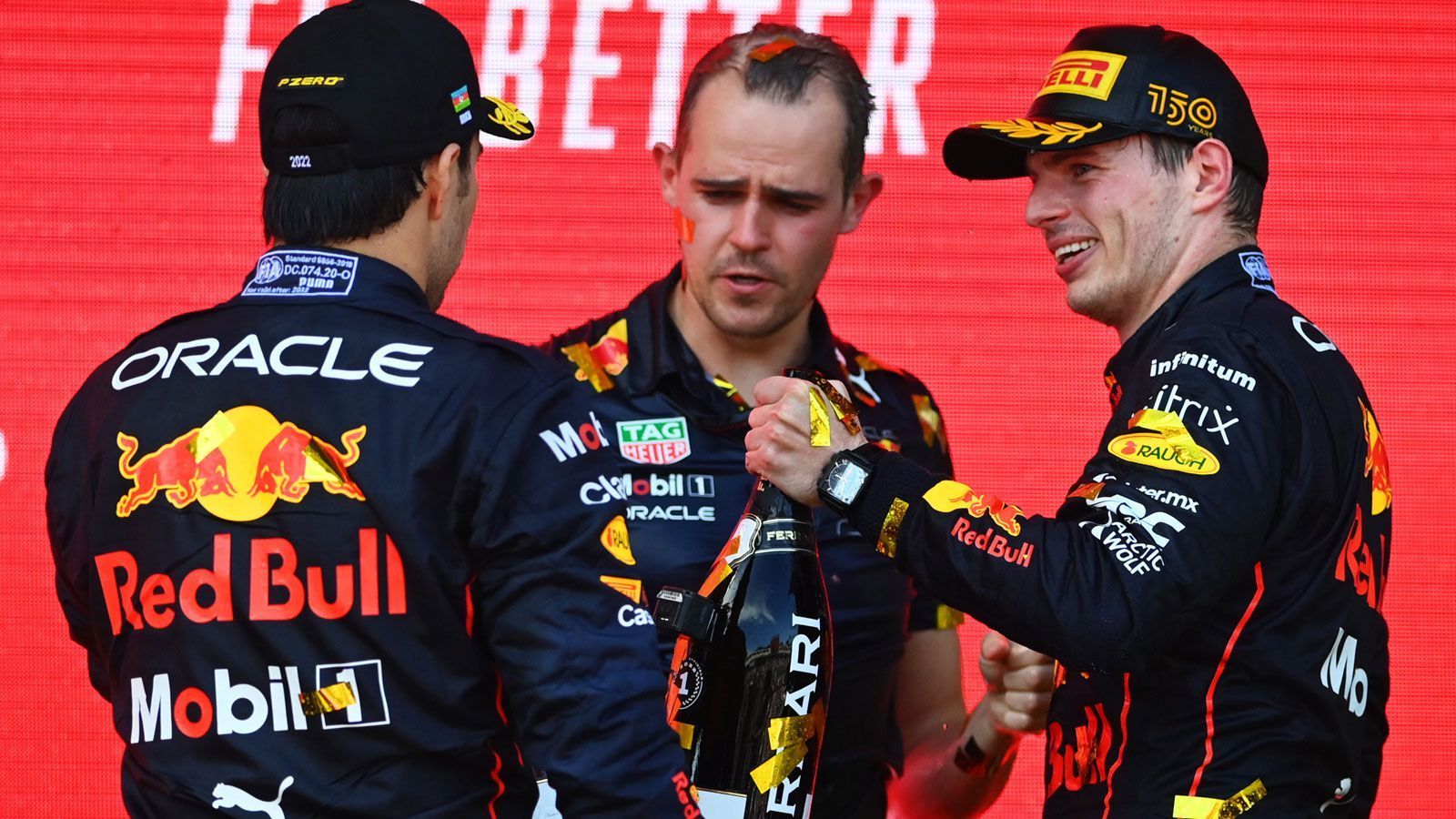 
                <strong>Gewinner: Red Bull</strong><br>
                Max Verstappen (r.) und Sergio Perez (l.) fahren für Red Bull bereits den dritten Doppelsieg der Saison heraus. Das Rennen auf dem Stadtkurs in Baku lässt eine Dominanz befürchten, die an die wenig abwechslungsreichen Mercedes-Titeljahre erinnert. Der österreichische Rennstall fährt die Konkurrenz gnadenlos in Grund und Boden. Der erste Nicht-Red-Bull liegt im Ziel mehr als 45 Sekunden zurück, alle anderen Fahrer haben mehr als 70 Sekunden Rückstand. Im Moment scheint sich das Team des Brause-Unternehmens nur selbst schlagen zu können - so wie es der eigentlich größte Kontrahent ja bereits erfolgreich vormacht (aber dazu später mehr).
              