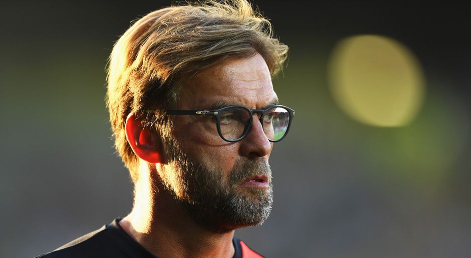 
                <strong>Jürgen Klopp stellt LFC-Klubrekord ein</strong><br>
                Für Jürgen Klopp war es die erste Sommer-Transferperiode als Trainer des FC Liverpool - und die hat der 49-Jährige zum großen Aussortieren genutzt. Die "Reds" geben insgesamt 13 Spieler ab, acht weitere Profis werden ausgeliehen. Damit stellt Klopp einen Vereinsrekord ein: In der 124-jährigen Klub-Geschichte haben nur einmal zuvor (im Jahr 2005) 13 Spieler in einem Wechselfenster die Anfield Road endgültig verlassen. (Quelle: Liverpool Echo)
              