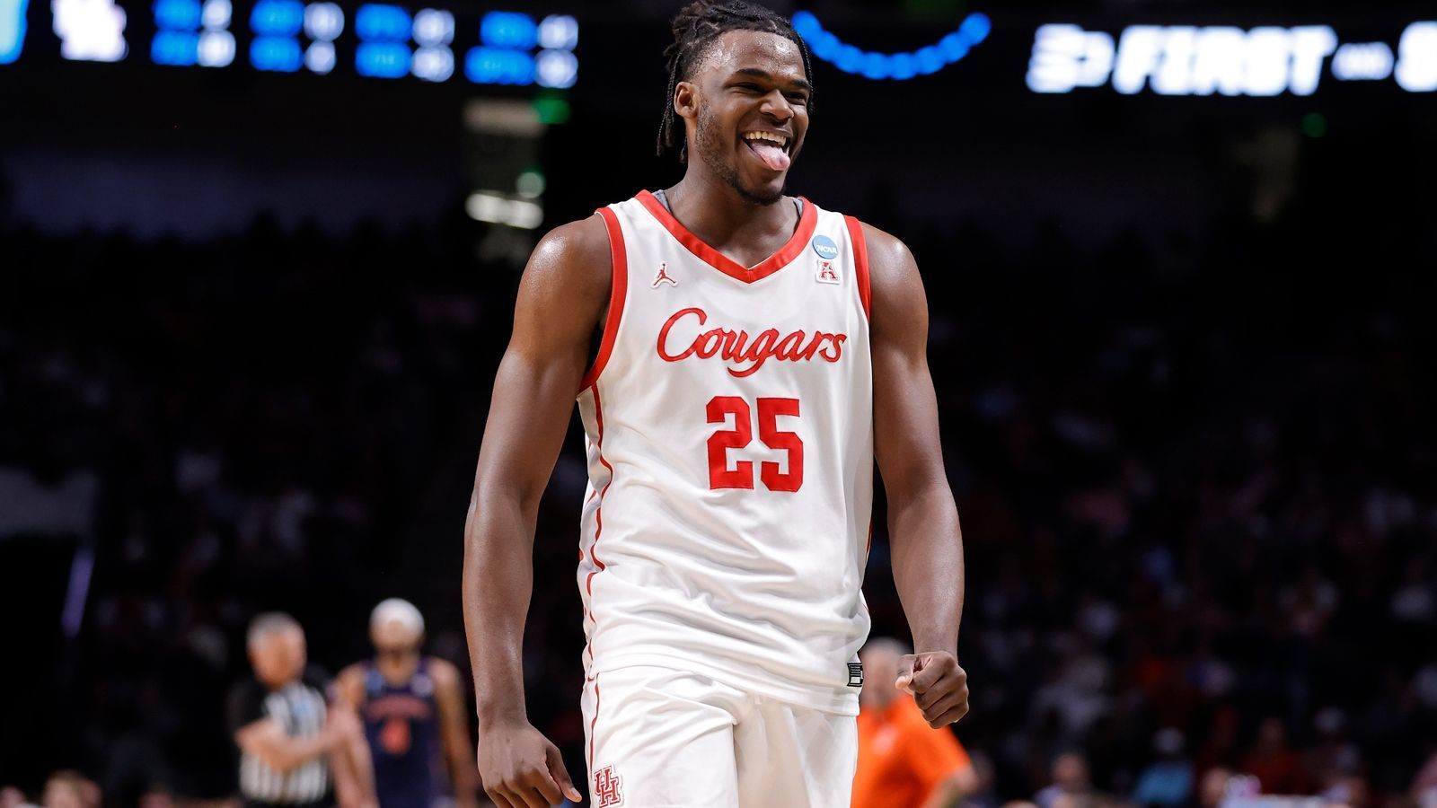 
                <strong>9. Pick: UTAH JAZZ Jarace Walker (Forward, Houston, 4. September 2003) </strong><br>
                Stats 22/23: 11,2 Punkte, 6,8 Rebounds, 1,8 Assists, Quoten: 47/35/66 (36 Spiele)Anderswo wird Walker auch als Nr.-5-Pick gehandelt, hier fällt er den Jazz in die Arme und könnte mit Walker Kessler ein imposantes Defensiv-(Walker-)Duo im Frontcourt bilden. Walker liest das Spiel sehr gut und kann viele Positionen glaubwürdig verteidigen, auch die meisten Center, weil er für sein Alter bereits sehr kräftig ist. Vorne kann er etwas Playmaking liefern, ist bis dato aber kein wirklich konstanter Scorer und so eher kein klassischer Upside-Pick.
              