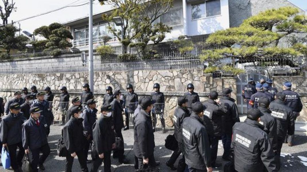 Seit dem Boutaihou-Gesetz von 1992 kontrolliert die Polizei verstärkt Quartiere und Büros der Yakuza. Auf diesem Bild ist zu sehen, wie Polizeibeamte das Hauptquartier der Yamaguchi-gumi (größtes Yakuza-Syndikat) betreten, um eine Hausdurchsuchung durchzuführen.