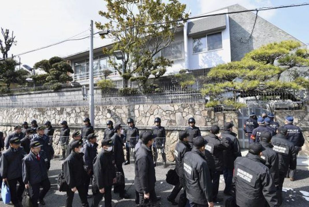 Seit dem Boutaihou-Gesetz von 1992 kontrolliert die Polizei verstärkt Quartiere und Büros der Yakuza. Auf diesem Bild ist zu sehen, wie Polizeibeamte das Hauptquartier der Yamaguchi-gumi (größtes Yakuza-Syndikat) betreten, um eine Hausdurchsuchung durchzuführen.