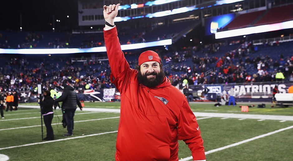 
                <strong>Matt Patricia - Defensive Coordinator (New England Patriots)</strong><br>
                Ebenso wie Josh McDaniels ist Matt Patricia durch die Erfolge der New England Patriots ins Rampenlicht gerückt. Der Defensive Coordinator konnte in den vergangenen Jahren immer wieder eine konkurrenzfähige Defense auf den Platz bringen, ohne auf Star-Spieler zurückzugreifen. Da Patricia bei den Patriots auch als Offense-Trainer eingesetzt wurde, hat er das nötige Know-How um ein ganzes Team zu leiten.
              