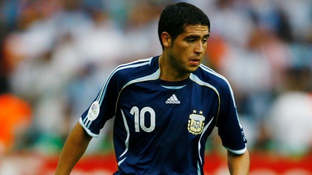 
                <strong>6. Platz: Juan Riquelme (5 Tore)</strong><br>
                6. Platz: Juan Riquelme (5 Tore) - 5 Spiele, 1 Teilnahme, Argentinien. 
              