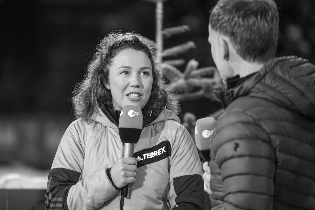 Laura Dahlmeier - hier im Austausch mit Alexander Ruda - arbeitete für das ZDF als TV-Expertin. (Symbolbild)