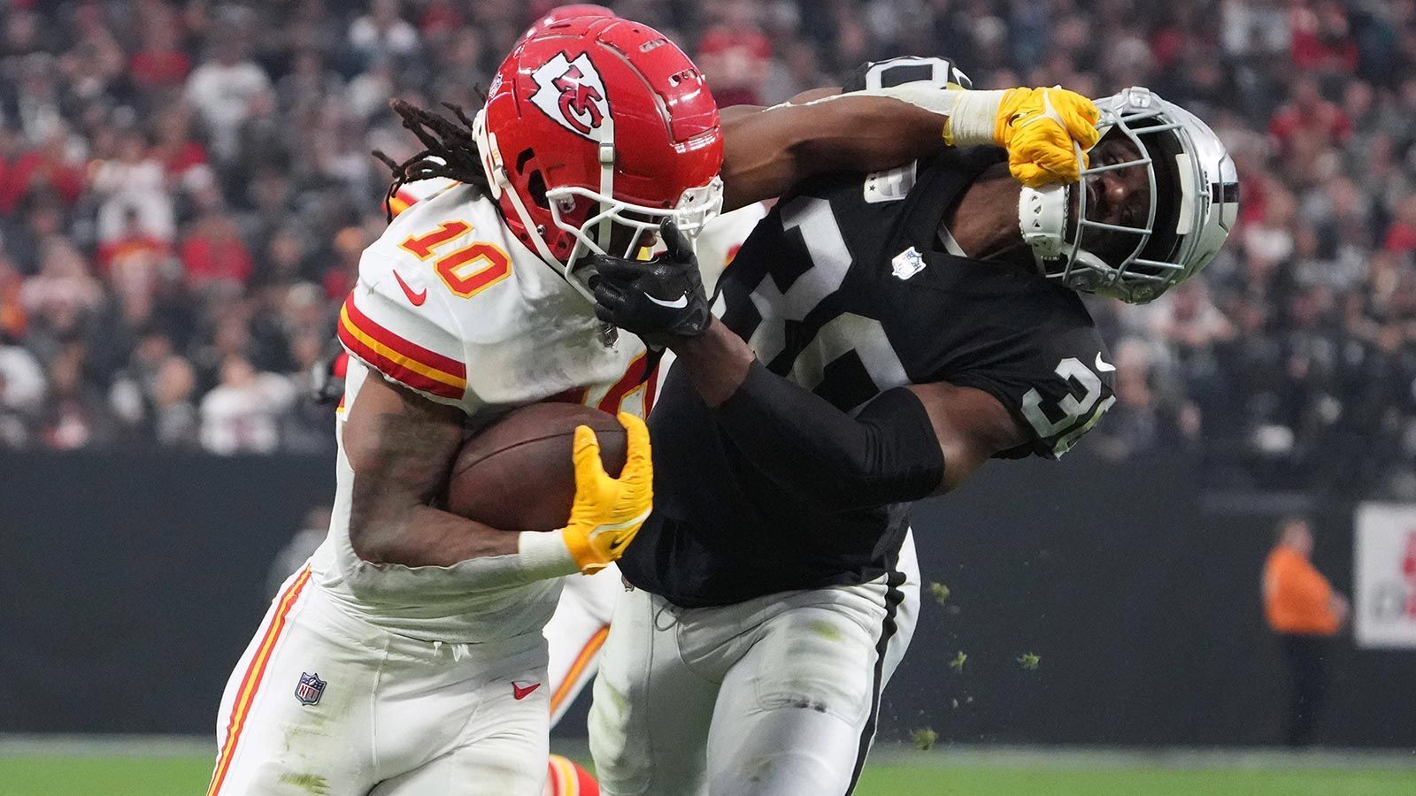 
                <strong>Las Vegas Raiders – CB</strong><br>
                Nur sechs Interceptions fingen die Las Vegas Raiders in der vergangenen Saison ab, während gegnerische Quarterbacks im Schnitt ihr bestes Rating aufwiesen, wenn sie gegen die Raiders spielten. Ein eindeutiges Zeichen dafür, dass das Team ein Problem mit seiner Secondary hat. Mit der Verpflichtung von Safety Marcus Epps wurde ein erster Schritt gemacht, doch dabei darf es nicht bleiben. Der Draft ist gespickt mit großen Cornerback-Talenten, Las Vegas sollte hier zuschlagen.
              