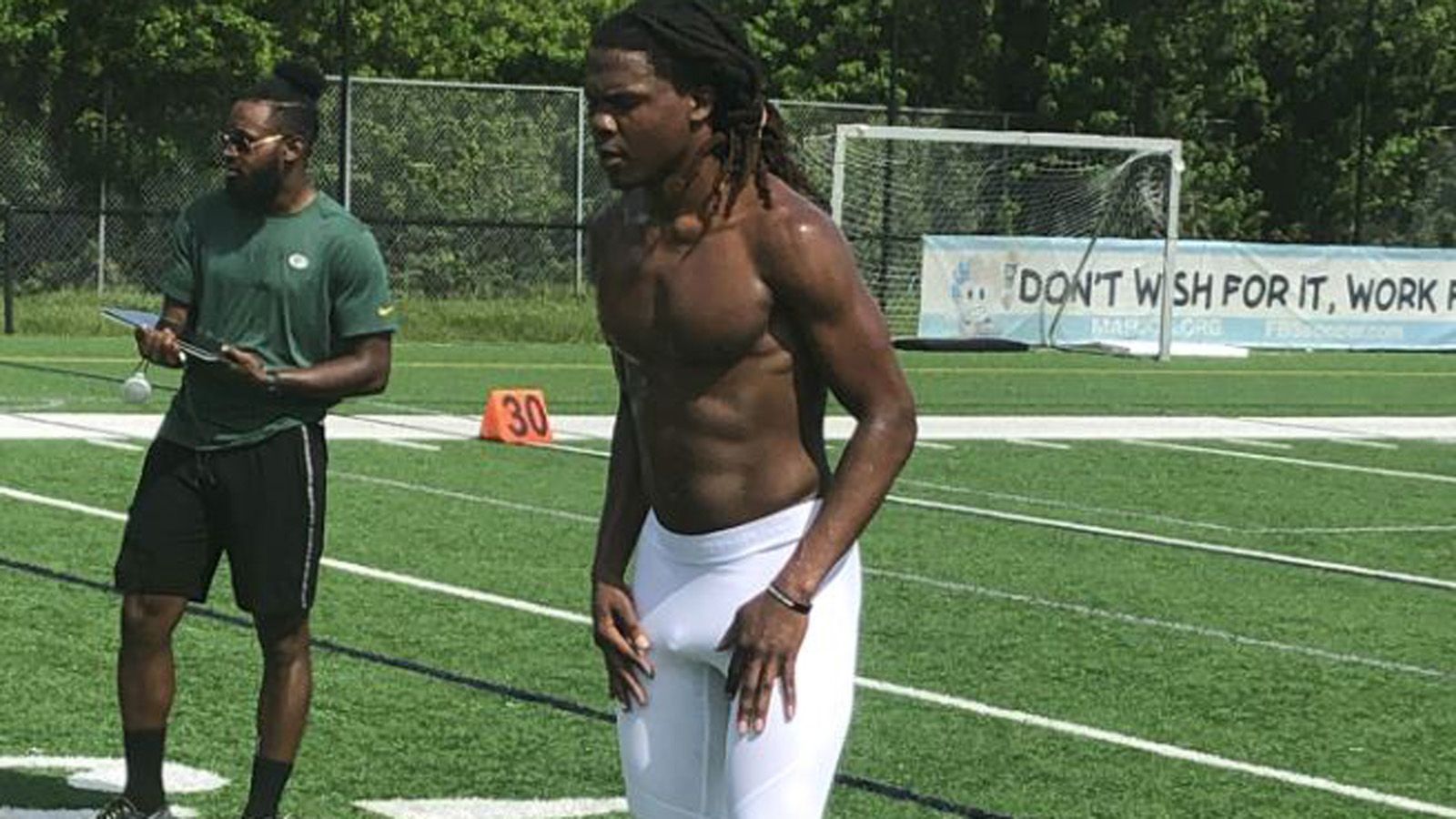 
                <strong>Devonaire Clarington (Northland)</strong><br>
                Devonaire Clarington erhofft sich ebenfalls eine Chance auf eine Zukunft in der NFL. Der Tight End aus Northland (Minnesota) überzeugte mit 48 Receptions und elf Touchdowns im vergangenen Jahr. Bei seinem Pro Day konnte er beim 40-Yard-Dash mit 4,6 Sekunden ebenfalls überzeugen. Trotz der guten Zahlen dürfte wohl auch Clarington nicht gedraftet werden, allerdings ist es durchaus möglich, dass der athletische Tight End von einem Team zum Trainings Camp eingeladen wird.
              