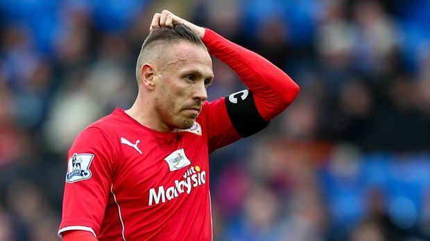 
                <strong>Craig Bellamy</strong><br>
                Craig Bellamy: Sein Ex-Trainer Bobby Robson hatte es mal auf den Punkt gebracht, als er über den Skandal-Profi sprach: "Bellamy ist ein Mensch, der alleine in einem Raum eine Schlägerei anfangen kann. Er ist der durchgeknallteste Spieler, den ich je trainiert habe." Neben seinen verbalen Eskapaden schlug er auch zu. Dabei sind legendäre Ausraster wie der, als er einem Ex-Assistenztrainer einen Stuhl an den Kopf schmiss oder seinen ehemaligen Mitspieler John Arne Riise mit einem Golfschläger malträtierte, gar nicht eingerechnet. So soll er unter anderem auch zwei Männer in einem Vergnügungsviertel Cardiffs verprügelt haben.
              