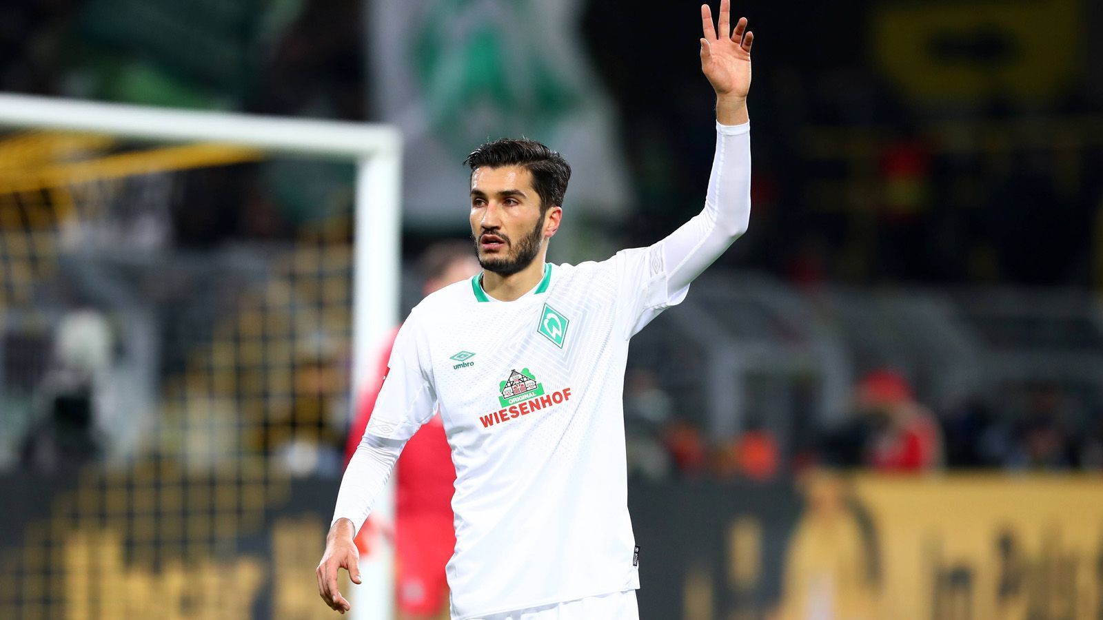 
                <strong>Nuri Sahin, damals Borussia Dortmund</strong><br>
                Jüngster Spieler und jüngster Torschütze: Nuri Sahin hat der Bundesliga schon früh seinen Stempel aufgedrückt. Nach einer einjährigen Leihgabe zu Feyenoord Rotterdam stieg er beim BVB unter Jürgen Klopp zum Stammspieler auf. Sein Versuch, sich anschließend bei Real Madrid durchzusetzen, scheiterte. Nach Station beim FC Liverpool kam er zurück in die Bundesliga. Erst erneut zu Borussia Dortmund. Aktuell steht er für Werder Bremen auf dem Platz.
              