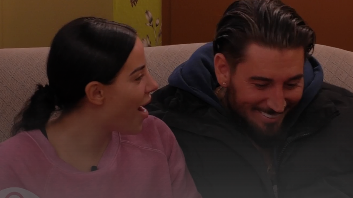 Mike macht Leyla einen Heiratsantrag.