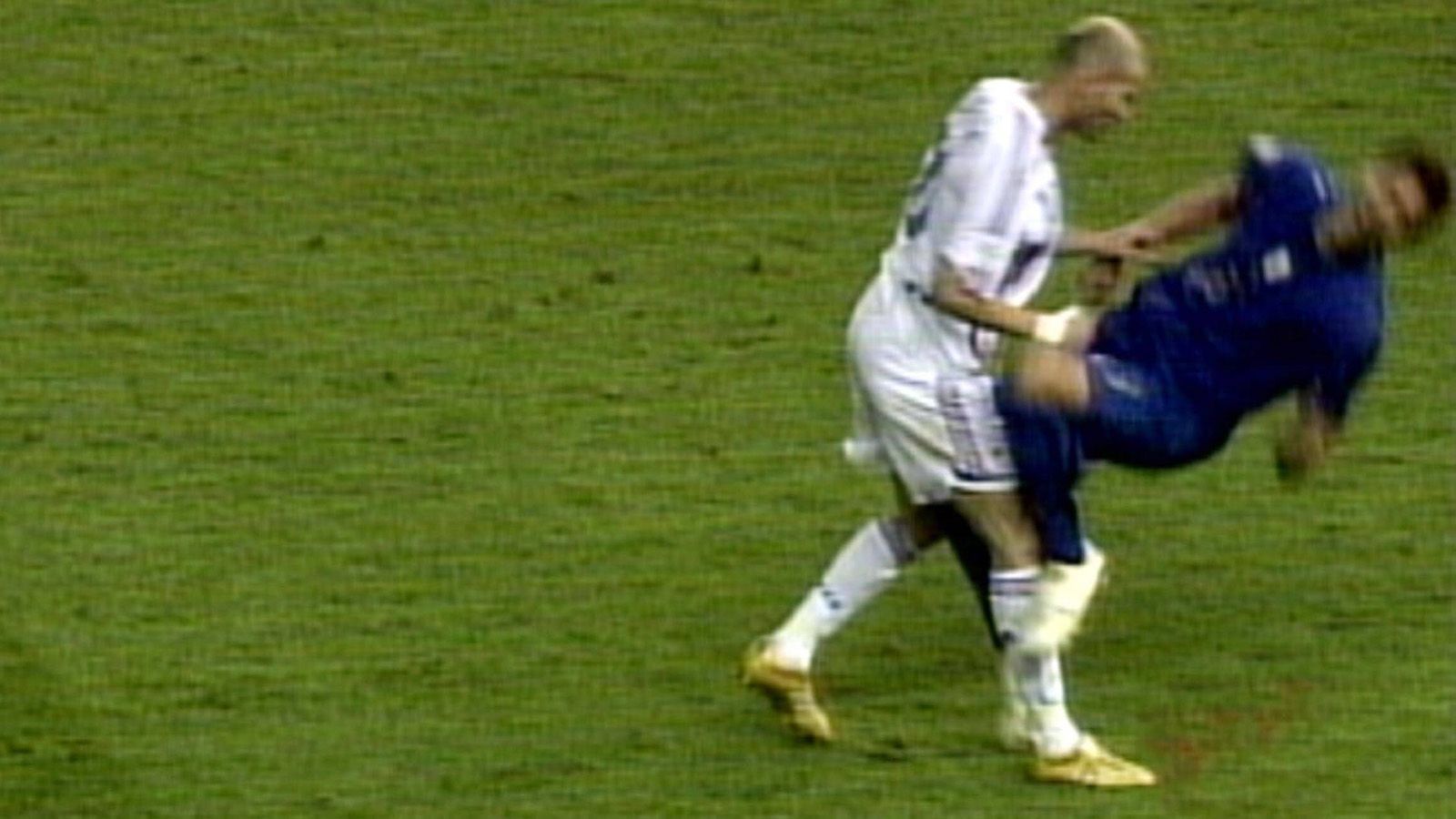 
                <strong>Zinedine Zidane: Der Kopfstoß war der Abschluss</strong><br>
                Das letzte Spiel von Zinedine Zidane war ein Skandal. Beim WM-Finale im Jahre 2006 zwischen Frankreich und Italien verpasste er seinem Gegenspieler Marco Materazzi einen Kopfstoß und wurde mit der Roten Karte vom Platz gestellt. Frankreich verlor im Elfmeterschießen mit 3:5. Zidane wurde von der FIFA für drei Spiele gesperrt. Dies war allerdings unbedeutend, da er seine Karriere ohnehin beendete. Stattdessen stellte er sich drei Tage lang für soziale Arbeit mit Kindern und Jugendlichen zur Verfügung.
              