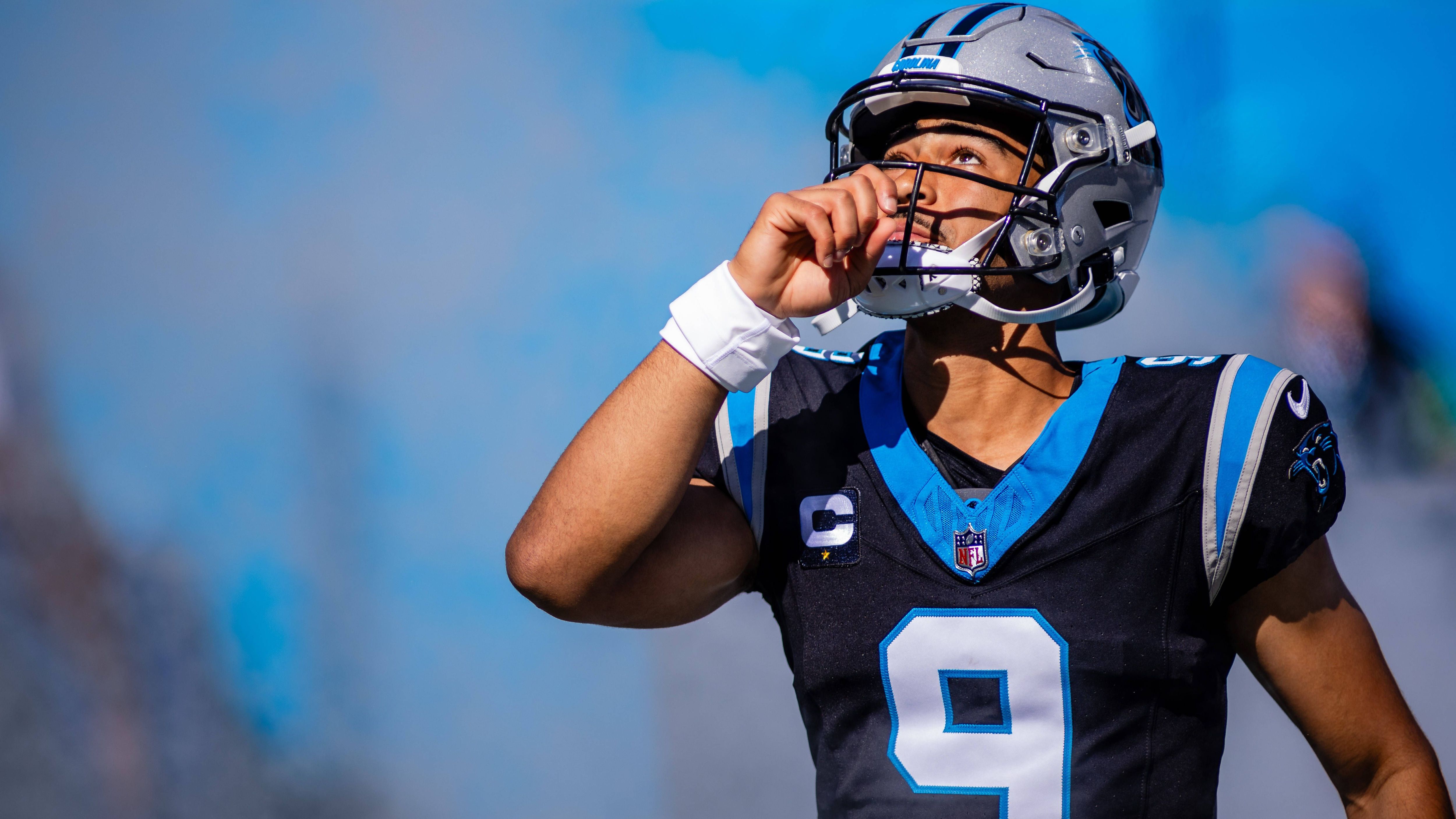<strong>Gewinner: Bryce Young (Carolina Panthers)<br></strong>Ein paar seiner Kritiker ließ er in Woche acht verstummen, als er und die Panthers endlich, endlich ihren ersten Sieg einfuhren. Umso besser schmeckt der mit einem Game Winning Drive zum 13:12-Erfolg über die Houston Texans. Dann auch noch gegen C.J. Stroud, der in 2023 bisher deutlich besser performte. Auch für ihn: Balsam auf die gescholtene Seele.