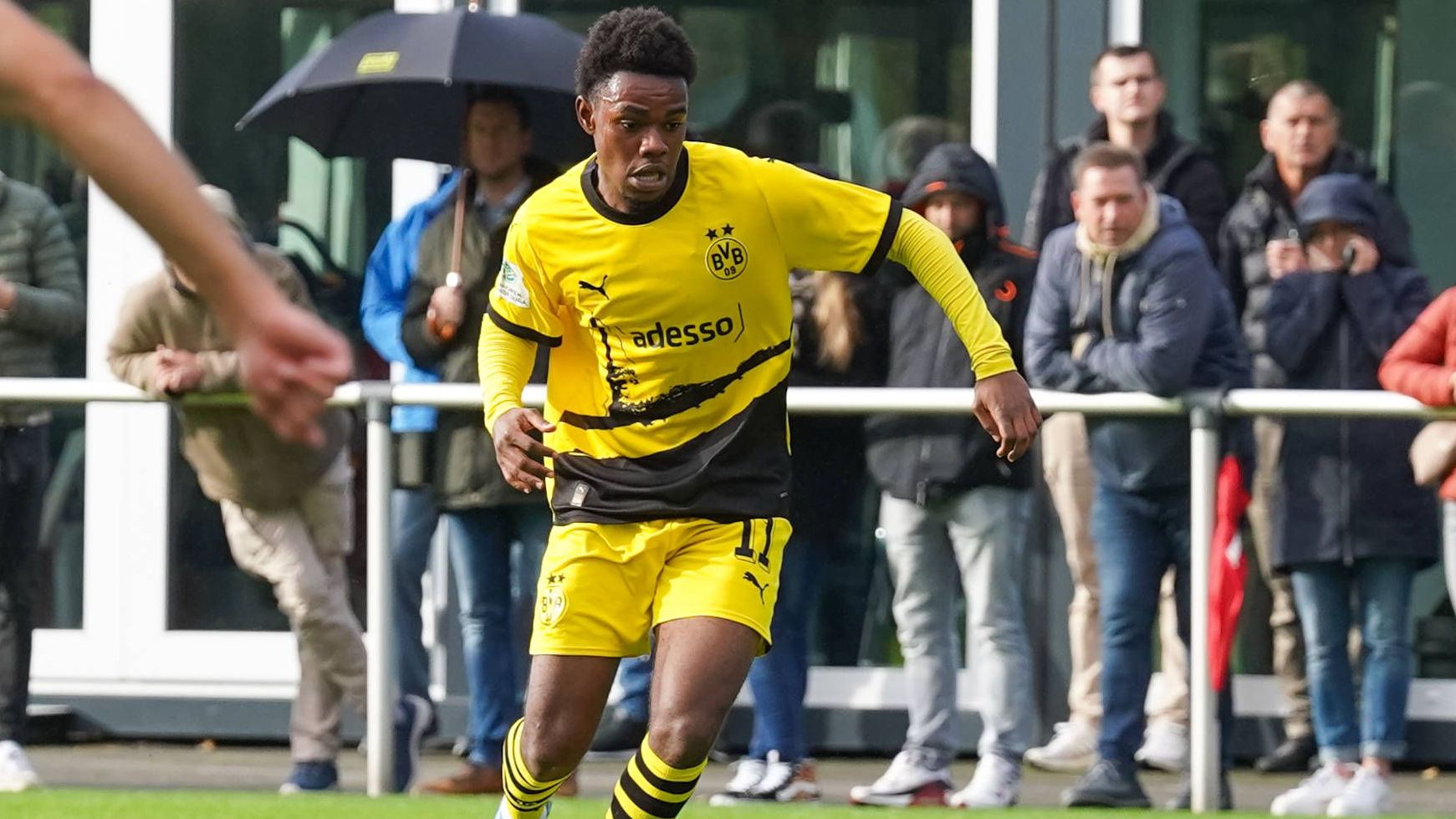 <strong>Charles Kwablan Herrmann</strong><br>Vervollständigt wird die Flügelzange von Brunners BVB-Teamkollege Charles Herrmann. Auch Herrmann kann links wie rechts spielen. 2020 zog es ihn von Hannover nach Dortmund. Für den A-Kader des BVB hat es bislang aber noch nicht gereicht.