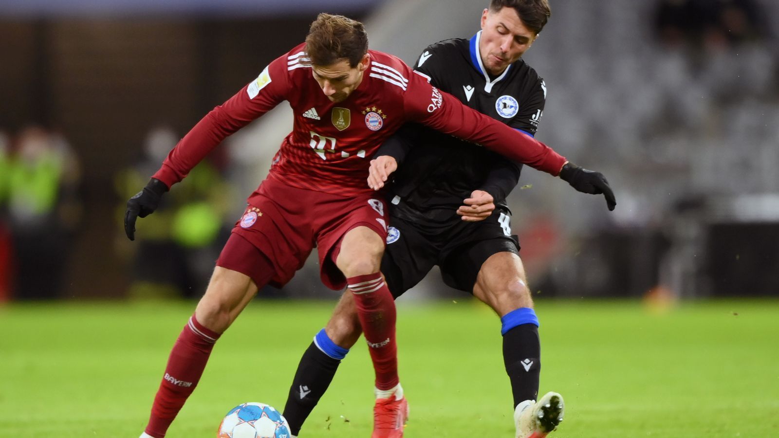 
                <strong>Leon Goretzka</strong><br>
                Hat defensiv auf der Doppel-Sechs nicht so viel zu tun. Seine Offensiv-Aktionen versanden jedoch meist. Weil Bielefeld das Zentrum dicht macht, kommt auch Goretzka nicht so zum Zug. Immerhin fängt er Bälle bereits in der gegnerischen Hälfte ab, allerdings ohne zählbaren Erfolg. Hat seine beste Szene in der 25. Minute, als er sich offensiv einschaltet, nach einer gefährlichen Müller-Flanke den Ball jedoch nicht an Arminia-Keeper Ortega vorbeibekommt. Insgesamt aber eine eher schwache Leistung. Wird in der 56. Minute für Musiala ausgewechselt. ran-Note: 4
              