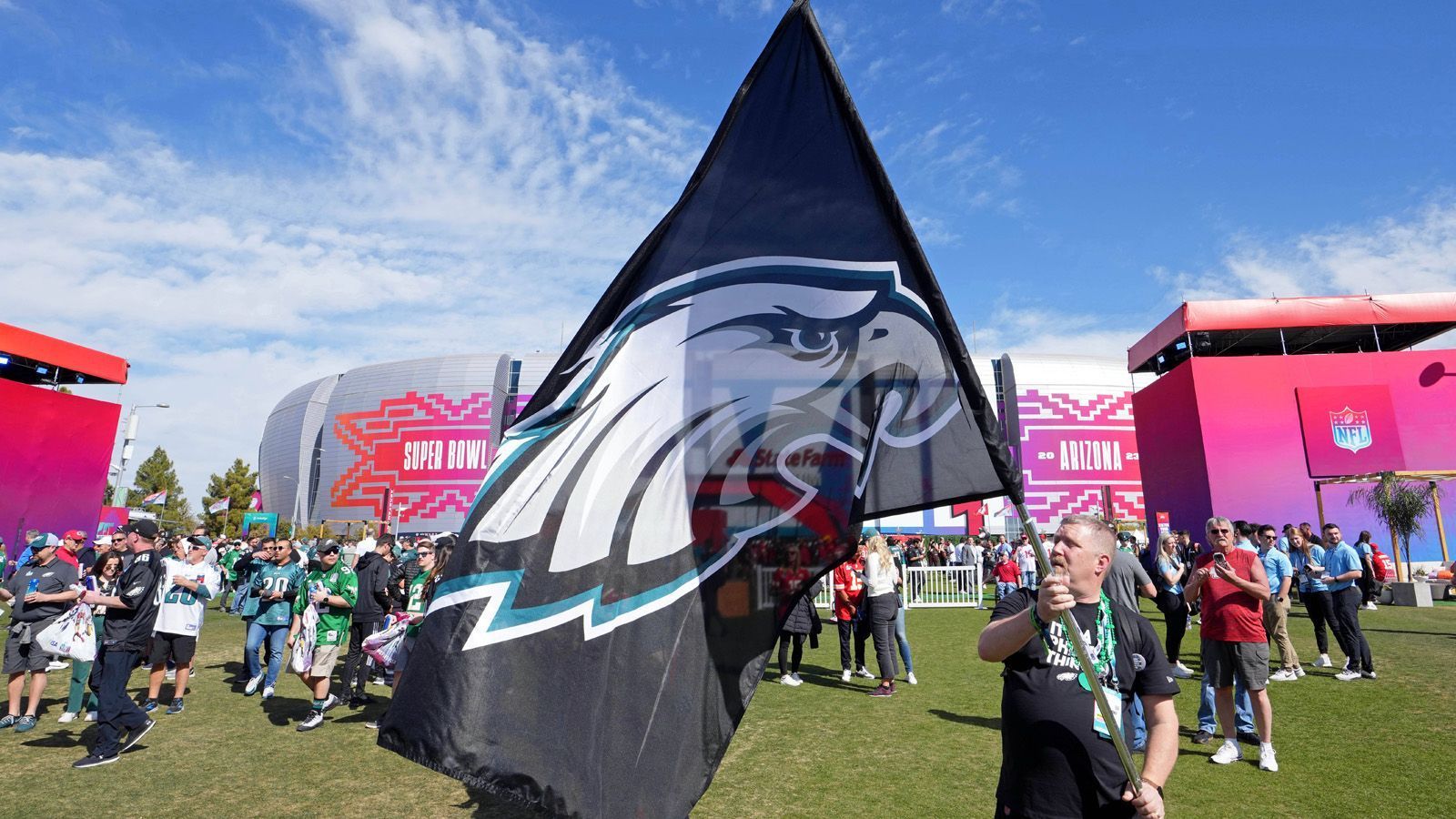 
                <strong>Super Bowl 2023: Die verrückten Fans der Philadelphia Eagles und Kansas City Chiefs </strong><br>
                Er hat eine Fahne. Und ein Utensil zum Schwenken.
              