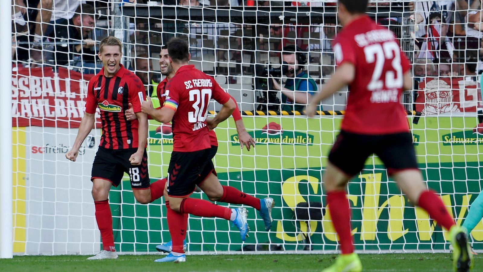 
                <strong>22. Jokertor! Nils Petersen überholt Ikone Claudio Pizarro</strong><br>
                Der 9. Bundesliga-Spieltag der Saison 2019/20 brachte noch einen weiteren Rekord. Denn Nils Petersen (li.) traf beim 2:1-Erfolg für Freiburg zum zwischenzeitlichen 2:0 gegen RB Leipzig. Für den Routinier war es bereits das 22. Bundesliga-Tor als Joker - so oft traf kein anderer Profi als Einwechselspieler in der Bundesliga-Historie. Petersen überholte durch sein Tor gegen Leipzig nun endgültig Claudio Pizarro (21 Treffer als Einwechselspieler). (Quelle: Optafranz/twitter)
              