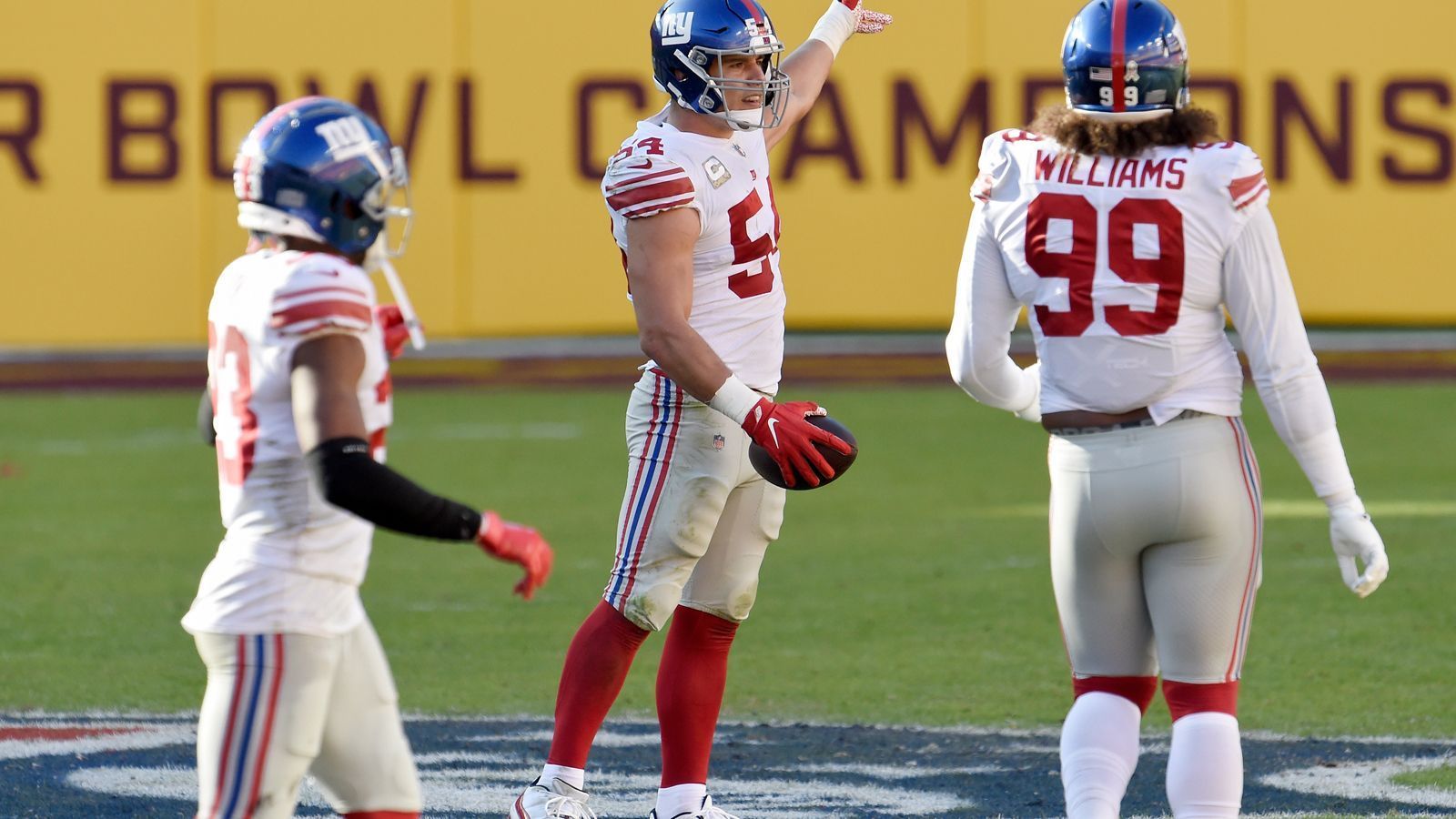 
                <strong>Blake Martinez (Linebacker)</strong><br>
                Der in Green Bay vom Hof gejagte Linebacker sorgt bei den Giants für das Allaround-Game, das ihnen seit geraumer Zeit abgeht. 2 Sacks, 2 Forced Fumbles, 1 Fumble Recovery, 1 Interception - Martinez bringt mehr als nur Tackles ins Spiel der Giants. In die Serie der vier siegreichen Spiele fallen auch eine Interception - gegen Washington - und ein erzwungener Ballverlust - Seattle.
              
